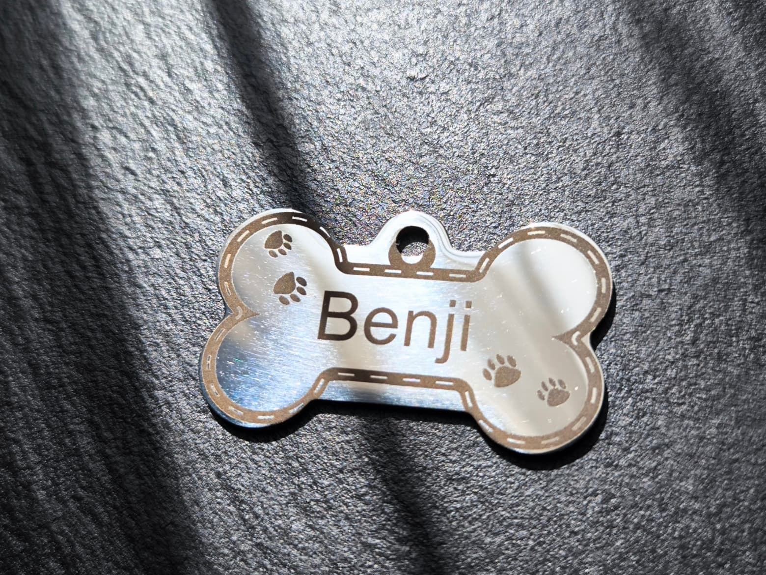 Edelstahl-Hundemarke mit Gravur und QR-Code — Edelstahl-Anhänger in Knochenform, personalisierbar mit QR-Code