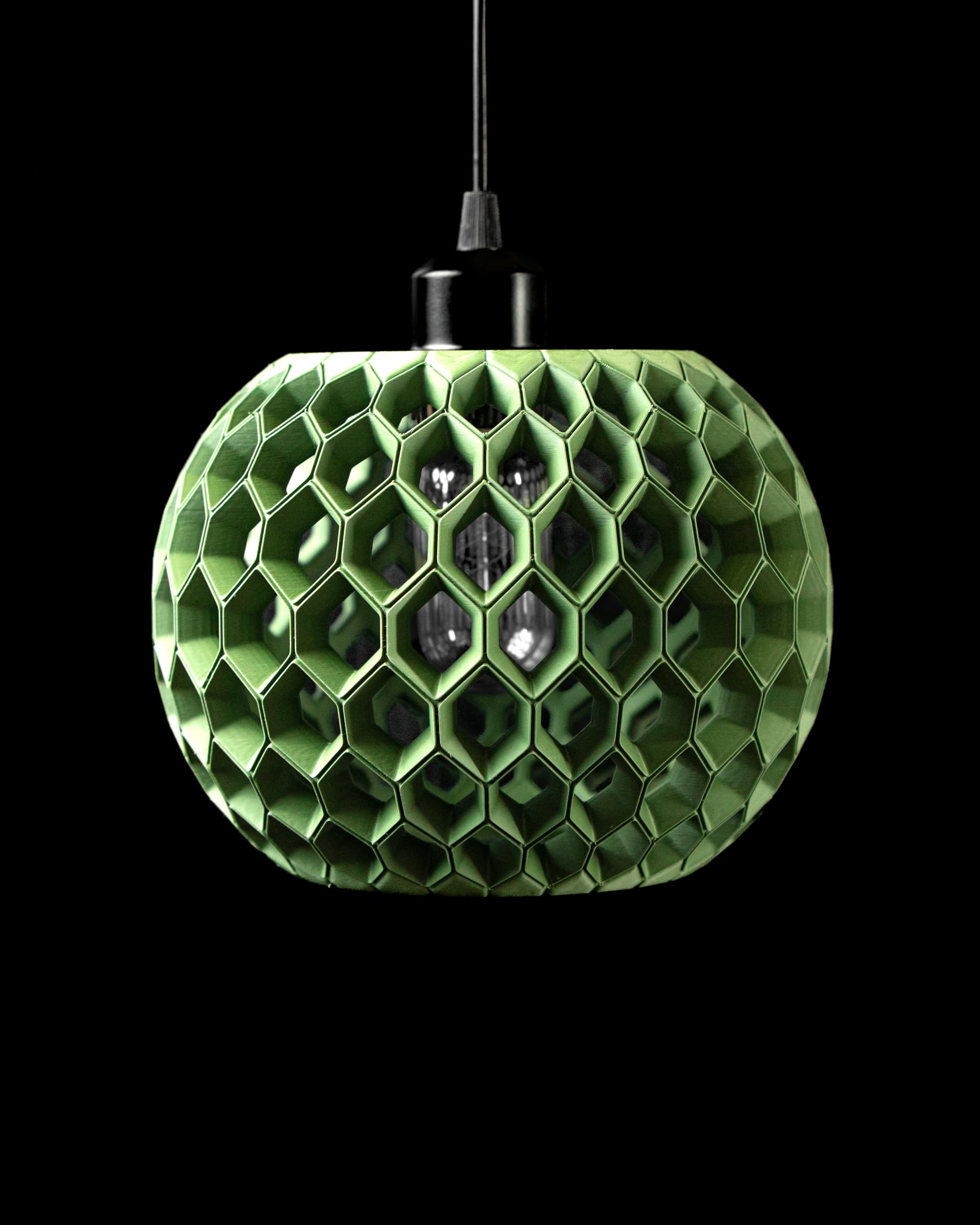 3D-Pendelleuchte Hexa — mintgrüne Kugelform mit Wabenstruktur, sechseckige Zellen, Röhrenbirne sichtbar