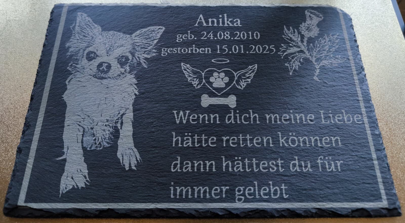 Schiefer Gedenkplatte für Haustiere — echtes Produktfoto: Chihuahua-Foto mit Name und Lebensdaten per Lasergravur auf Naturschiefer