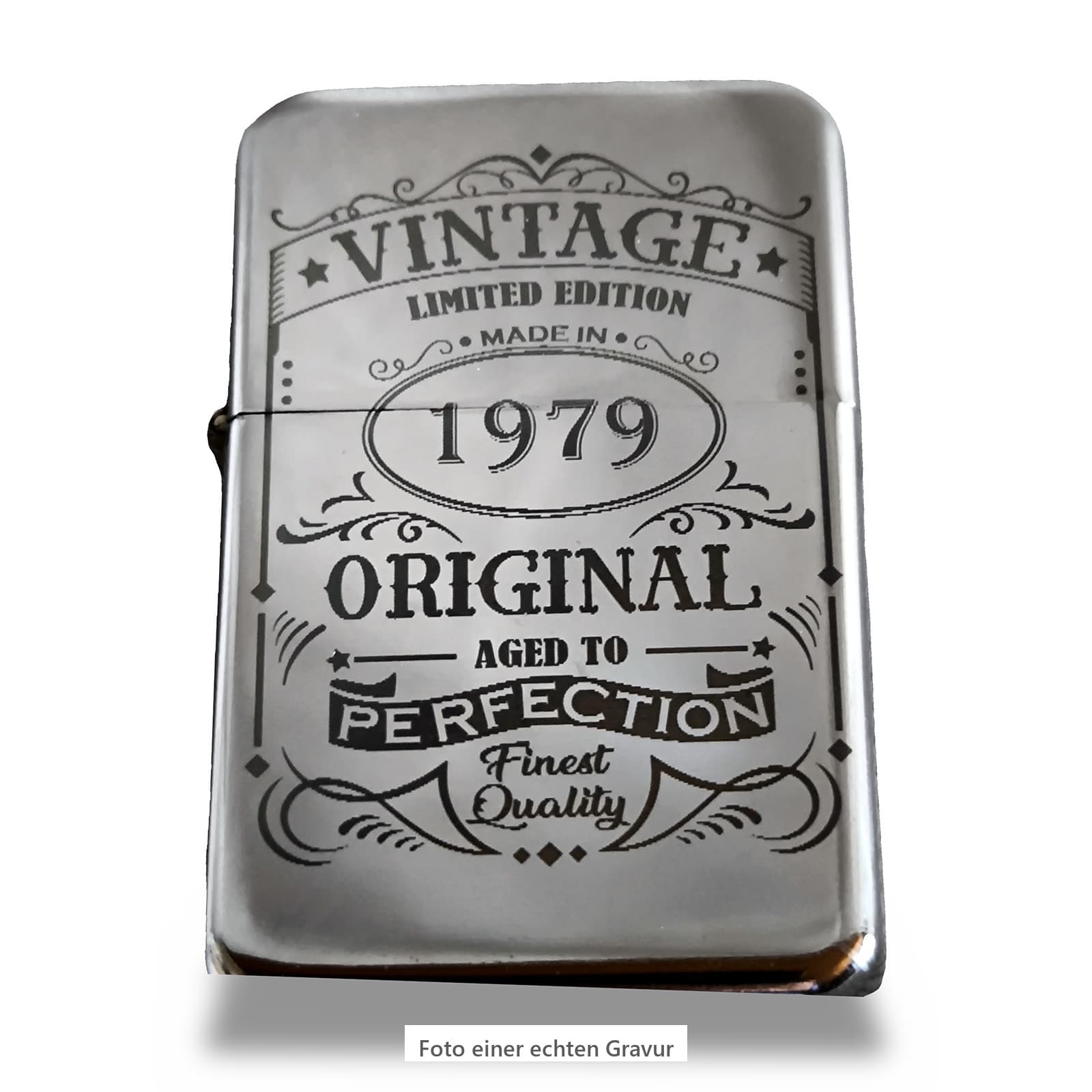 Sturmfeuerzeug mit Vintage-Jahrgangsgravur 1979 — Foto einer echten Lasergravur