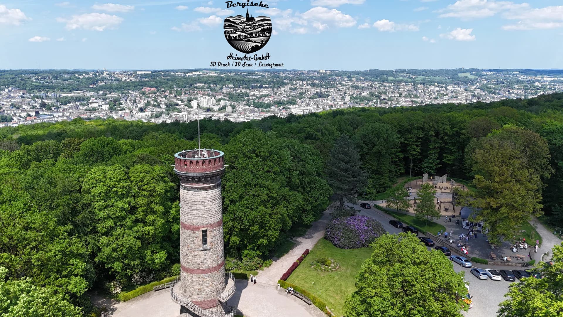 Blick über das Bergische Land vom Toelleturm in Wuppertal — Wälder, Täler und Fachwerkdörfer