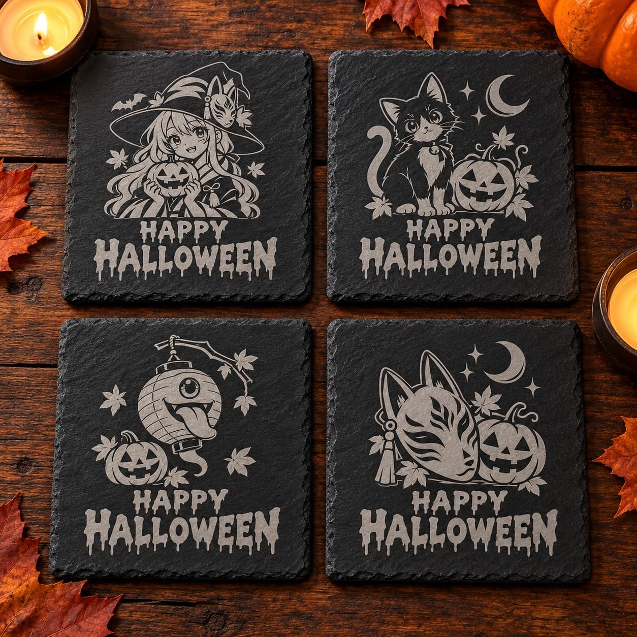 Anime-Halloween-Vierer-Set aus quadratischen lasergravierten Schieferuntersetzern auf dunklem Holz mit Kürbissen, Kerzen und Herbstblättern