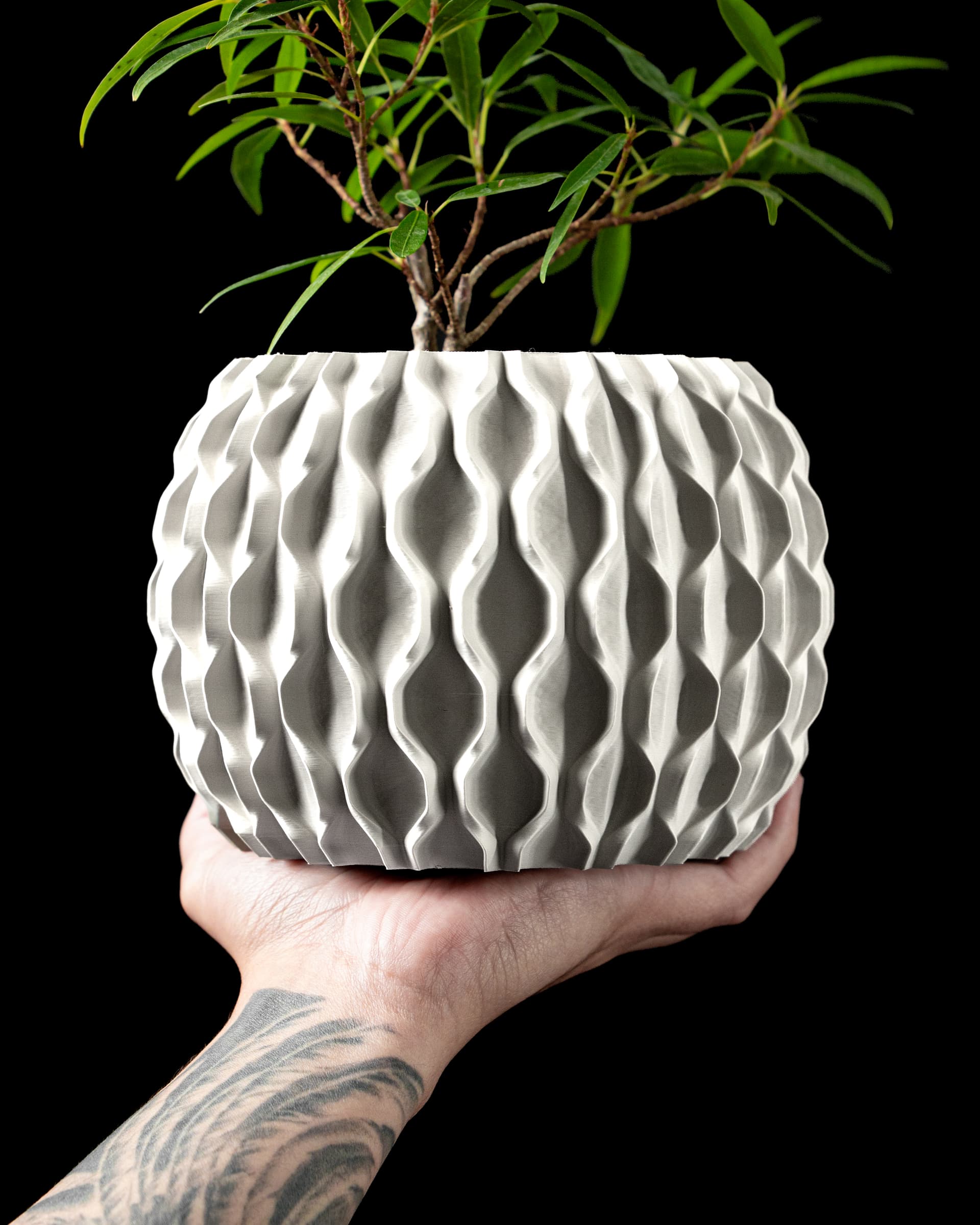 3D-Blumentopf Chain Planter — vertikale Spindel-Wellenstränge in Hellgrau, gedrungene Kugelform, Hand hält