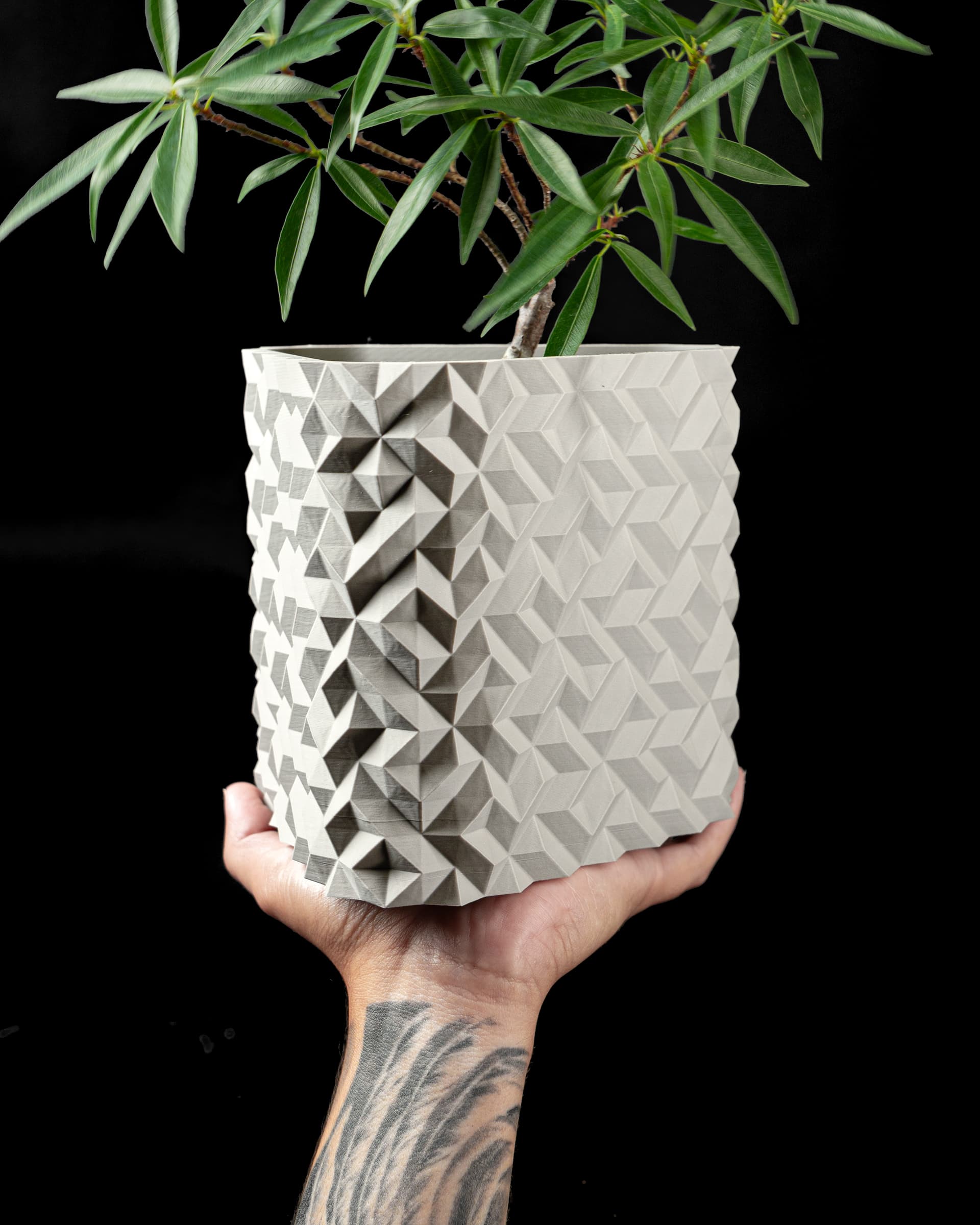 3D-gedruckter Blumentopf Cobble Planter v2 mit geometrischem Pflasterstein-Relief, weißgrau