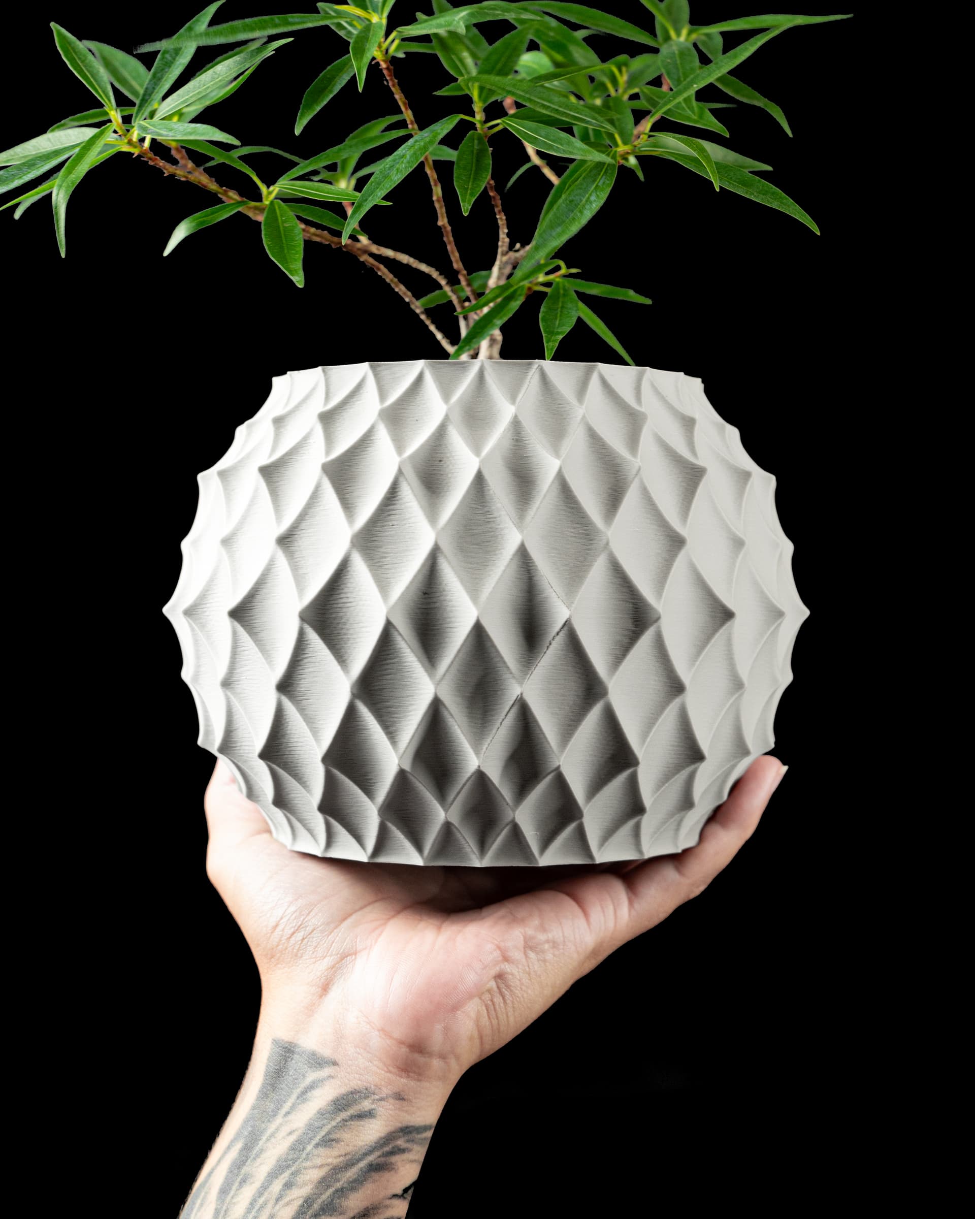 3D-Blumentopf Diamond Planter — spitz-erhabene Rautenfacetten in Schwarz, runde Topfform, Hero-Aufnahme