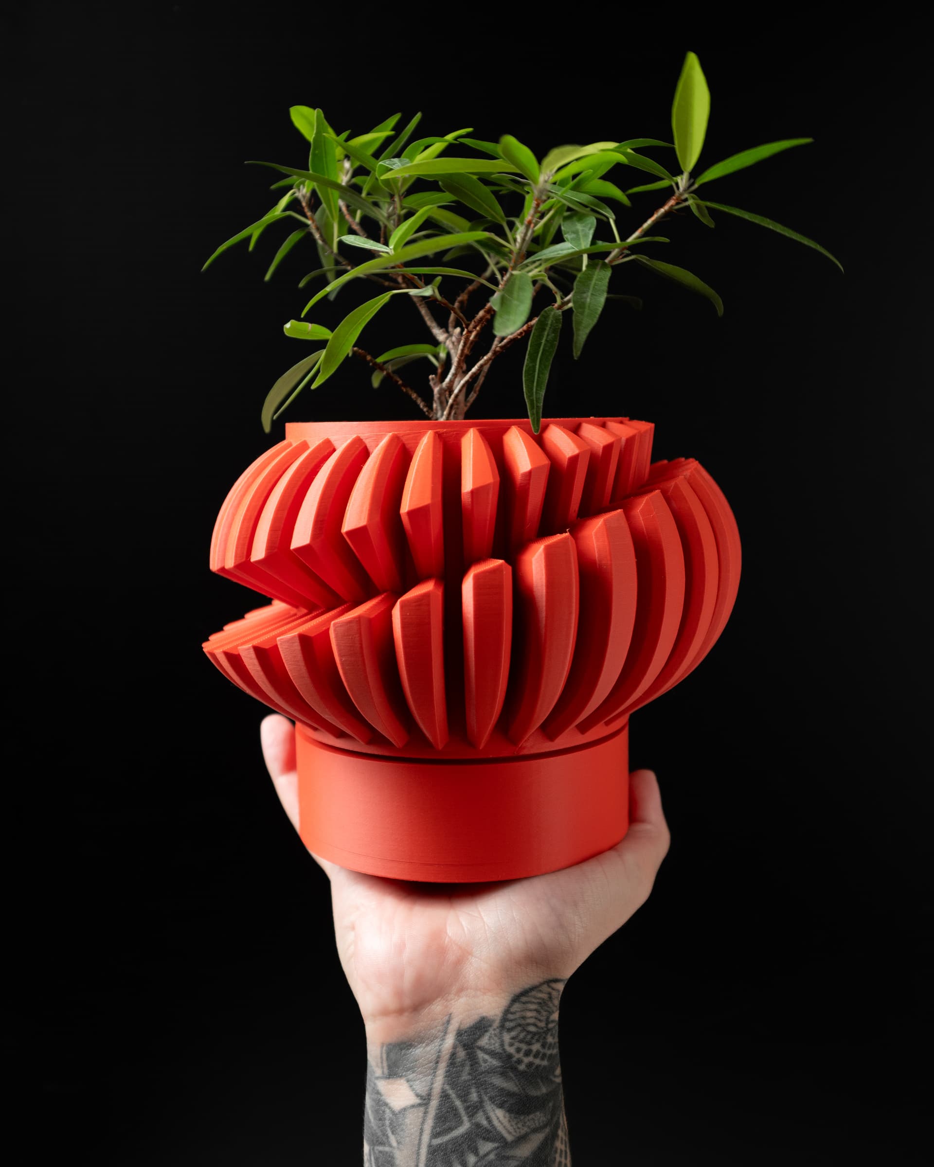 Luxira Planter Pot V2 orangerot in Hand — bauchiger Topf mit spitzen Rippenzacken in zwei Lagen, Bonsaipflanze