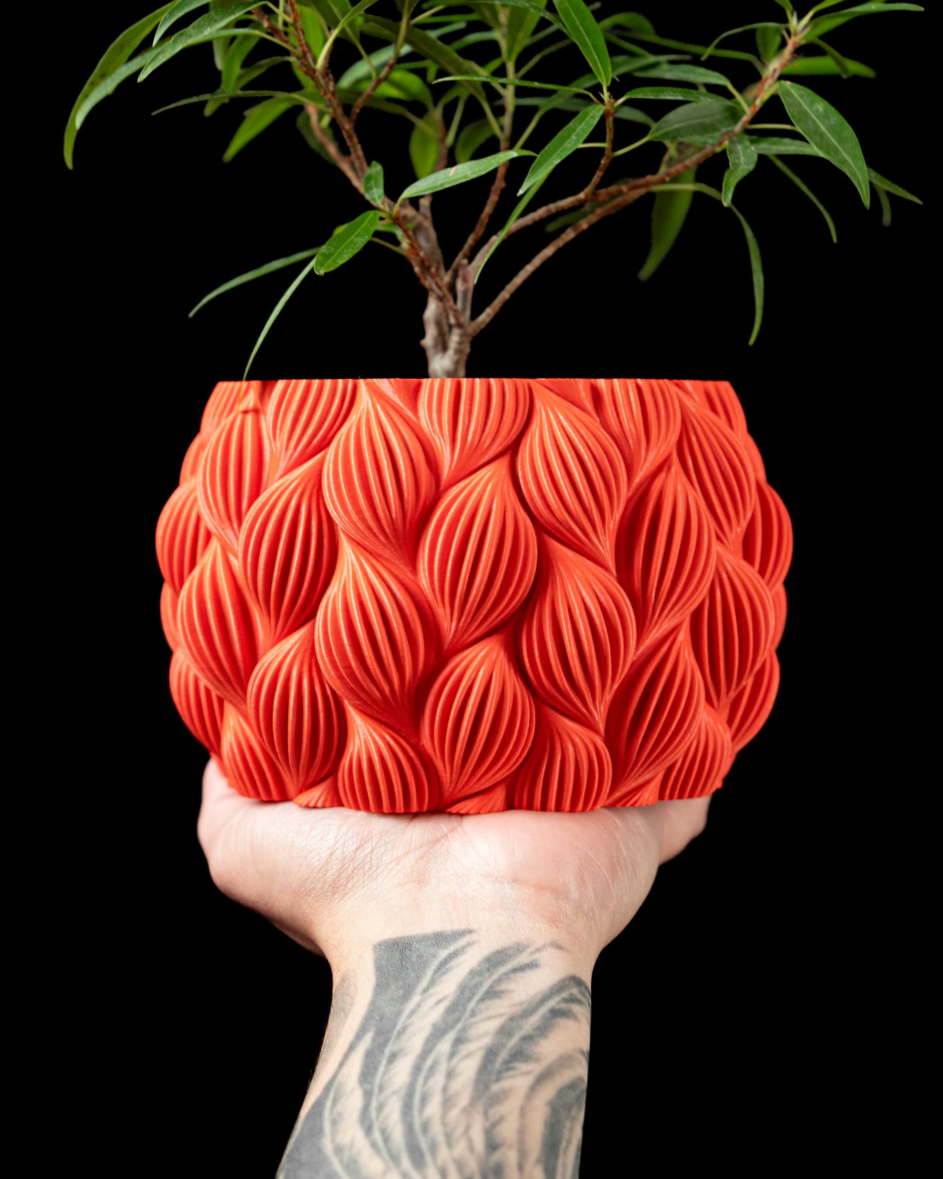 3D-Blumentopf Ripple Planter — bauchige Kugel mit geriffelten Blütenkolben-Prägungen in Rot-Orange