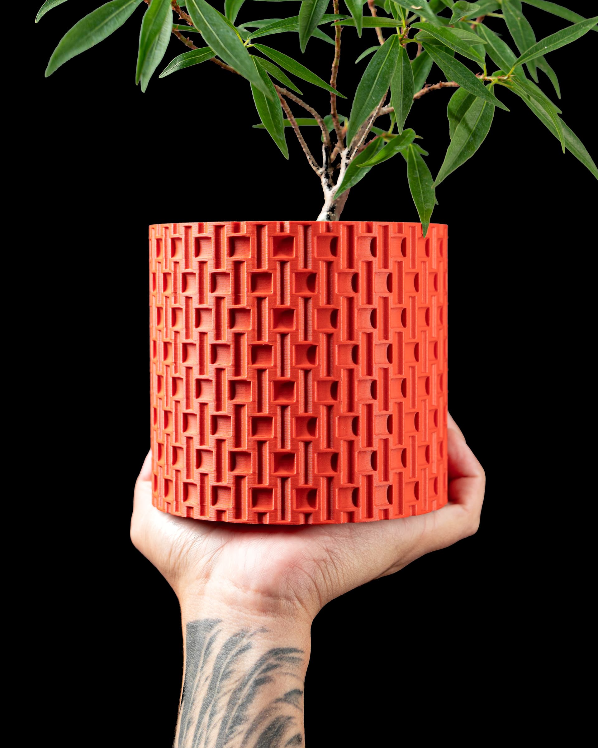 3D-gedruckter Blumentopf Tile Planter in Terrakottarot mit gestanztem Kachel-Rasterrelief