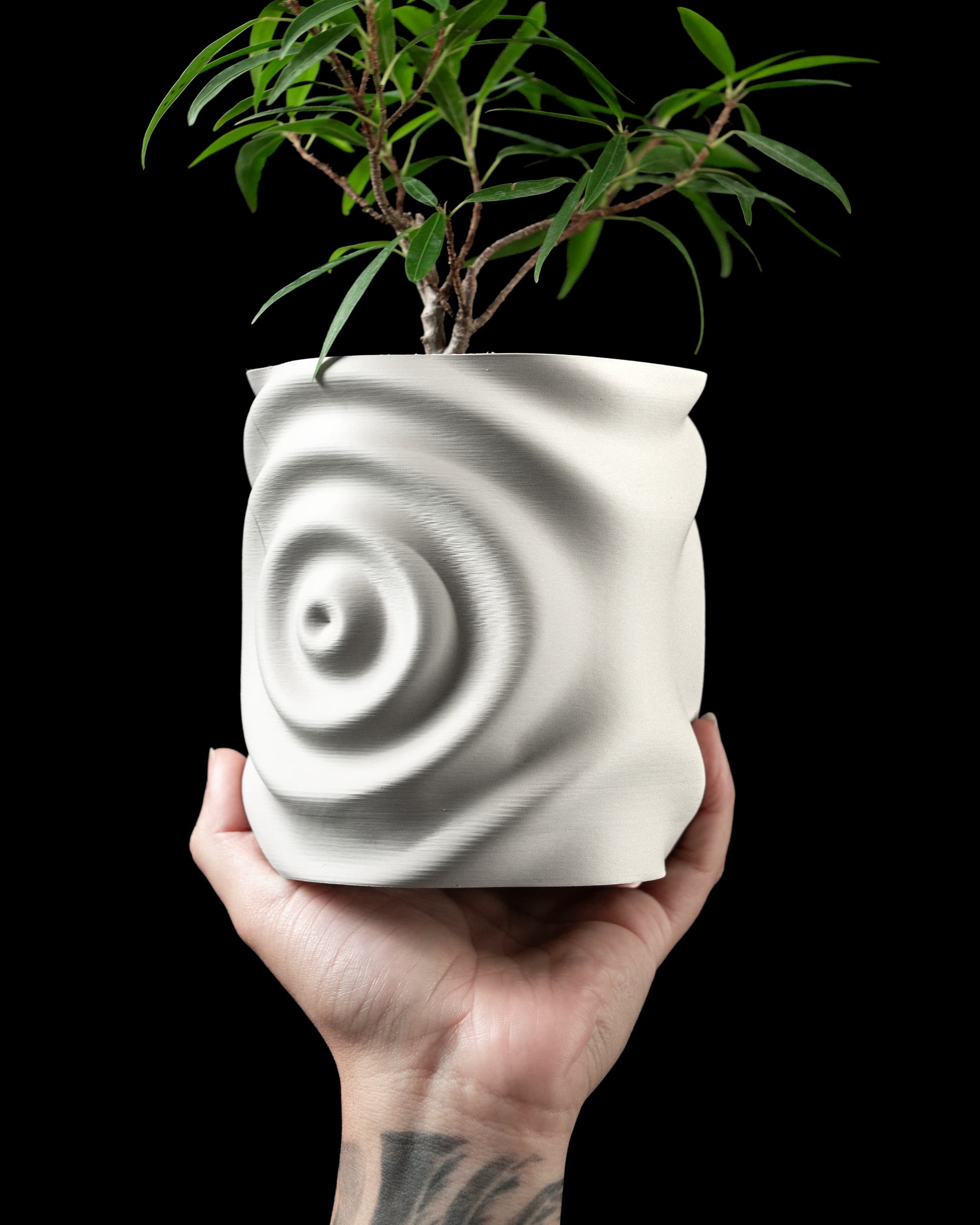 3D-Blumentopf Waterdrop Planter — Wassertropfen-Wellenkreise in Weiß, zylindrische Form, Hand hält