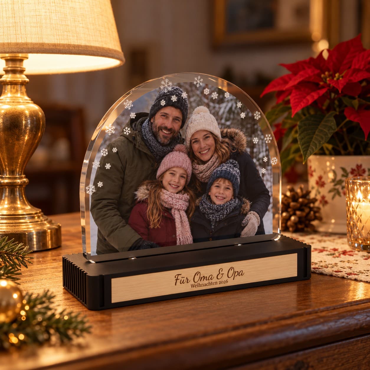 Familienfoto-Aufsteller „Winterfenster“ auf einer Kommode: Familienfoto hinter glasklarem Acryl in Bogenform, weiße Schneeflocken, Holzschild „Für Oma & Opa“ (Produktvisualisierung, Beispielfoto)