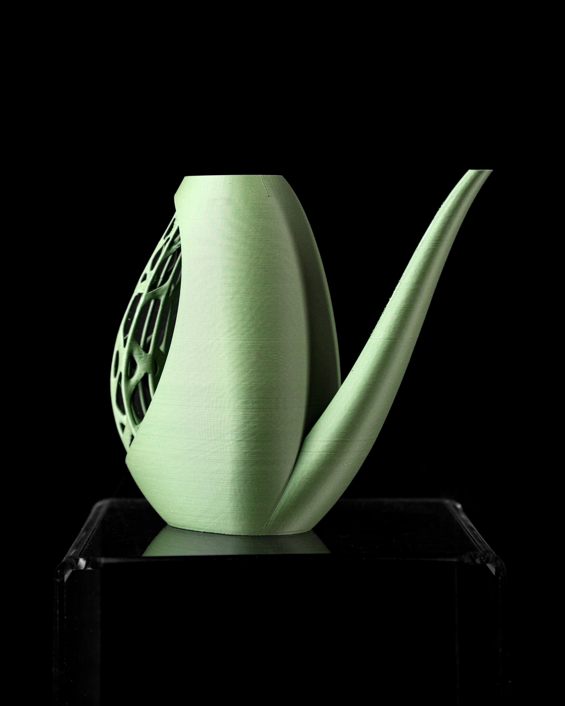 Mantis Watering Can 3D-Druck mintgrün — geschwungene Gießkanne mit langem schlanken Ausguss und organischem Gittermuster in Seitenöffnung