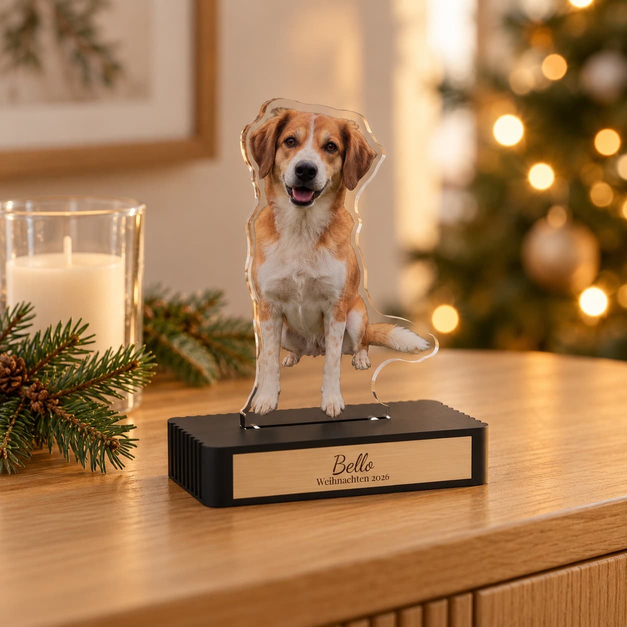 Haustier-Foto-Aufsteller: Hund „Bello“ als glasklare Acrylfigur auf mattschwarzem Sockel mit graviertem Holzschild, auf einem Sideboard zur Weihnachtszeit (Produktvisualisierung, Beispielfoto)