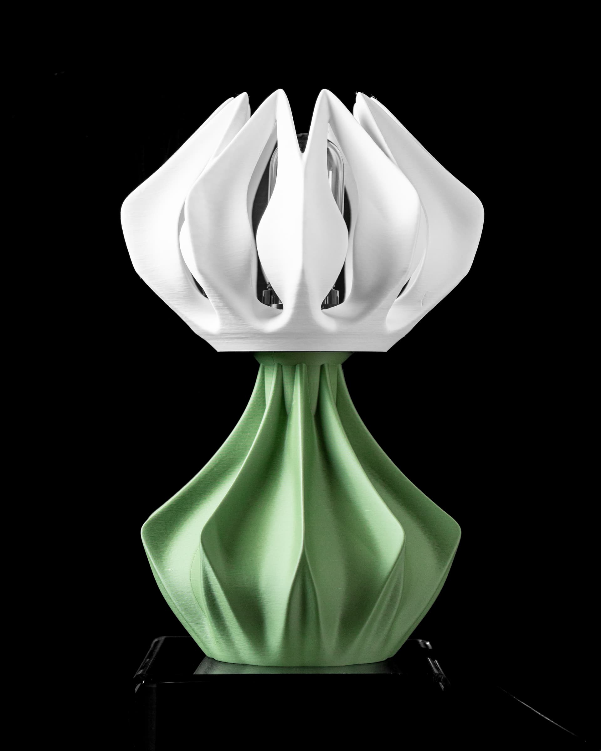 3D-Tischleuchte Bloom — weißer Blütenblatt-Schirm auf mintgrünem gefaltetem Vasenfuß, blumenartige Silhouette