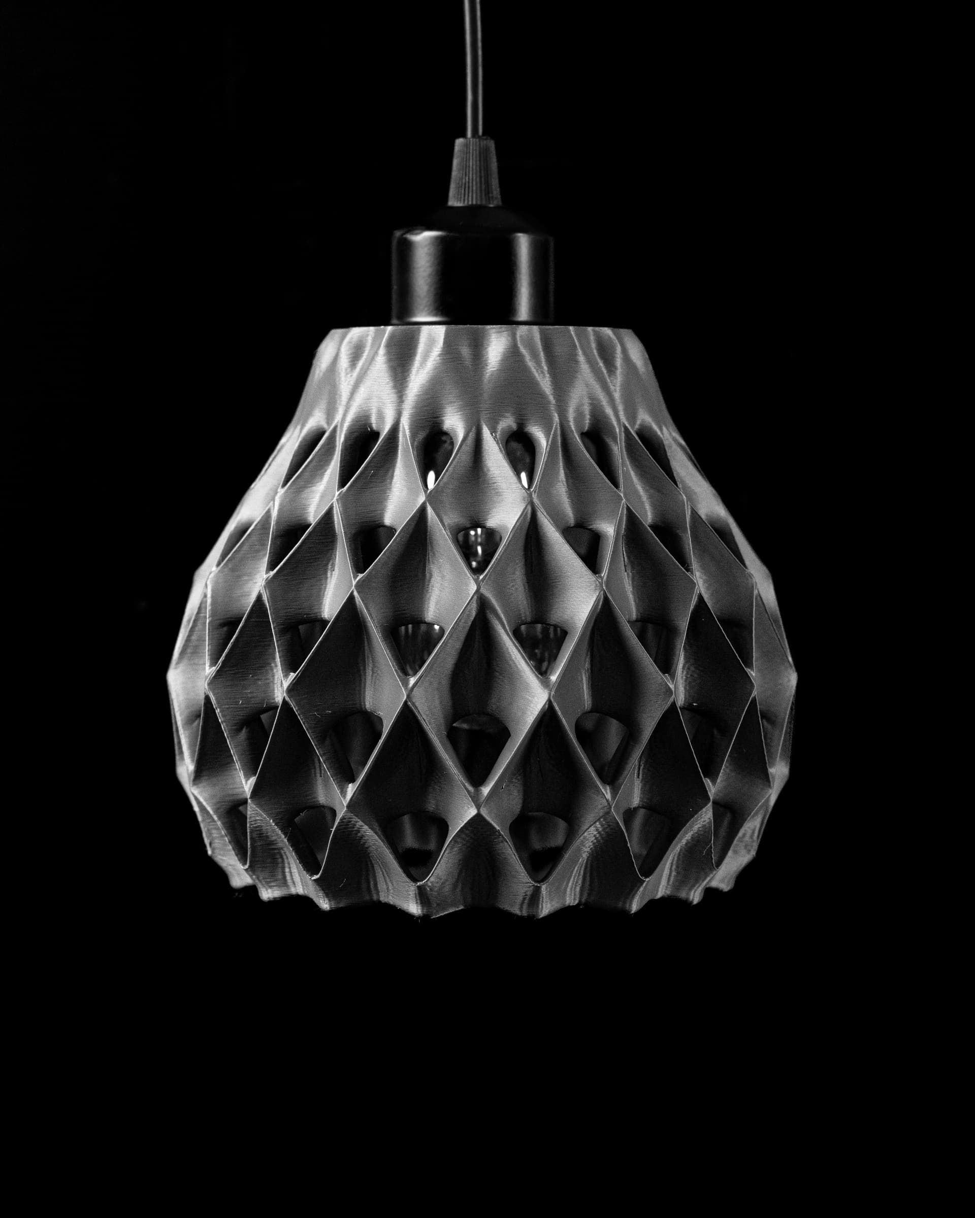 3D-Pendelleuchte Cone — hellgrauer PLA-Schirm mit Rautengitter, Frontalansicht unbeleuchtet
