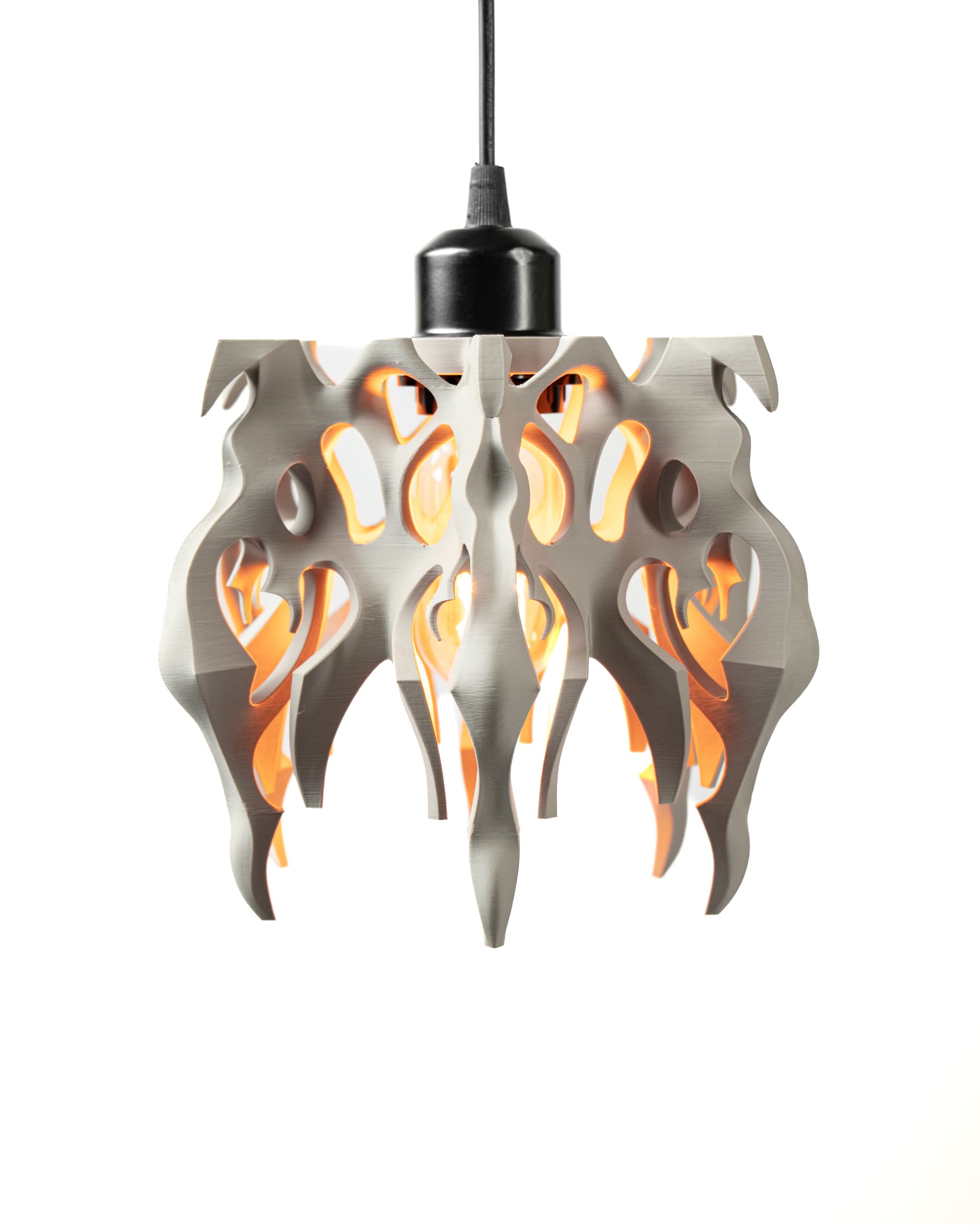 3D-Pendelleuchte Drag — Flügelform Grau mit organischen Flammen-Öffnungen, Licht Orange durchscheinend