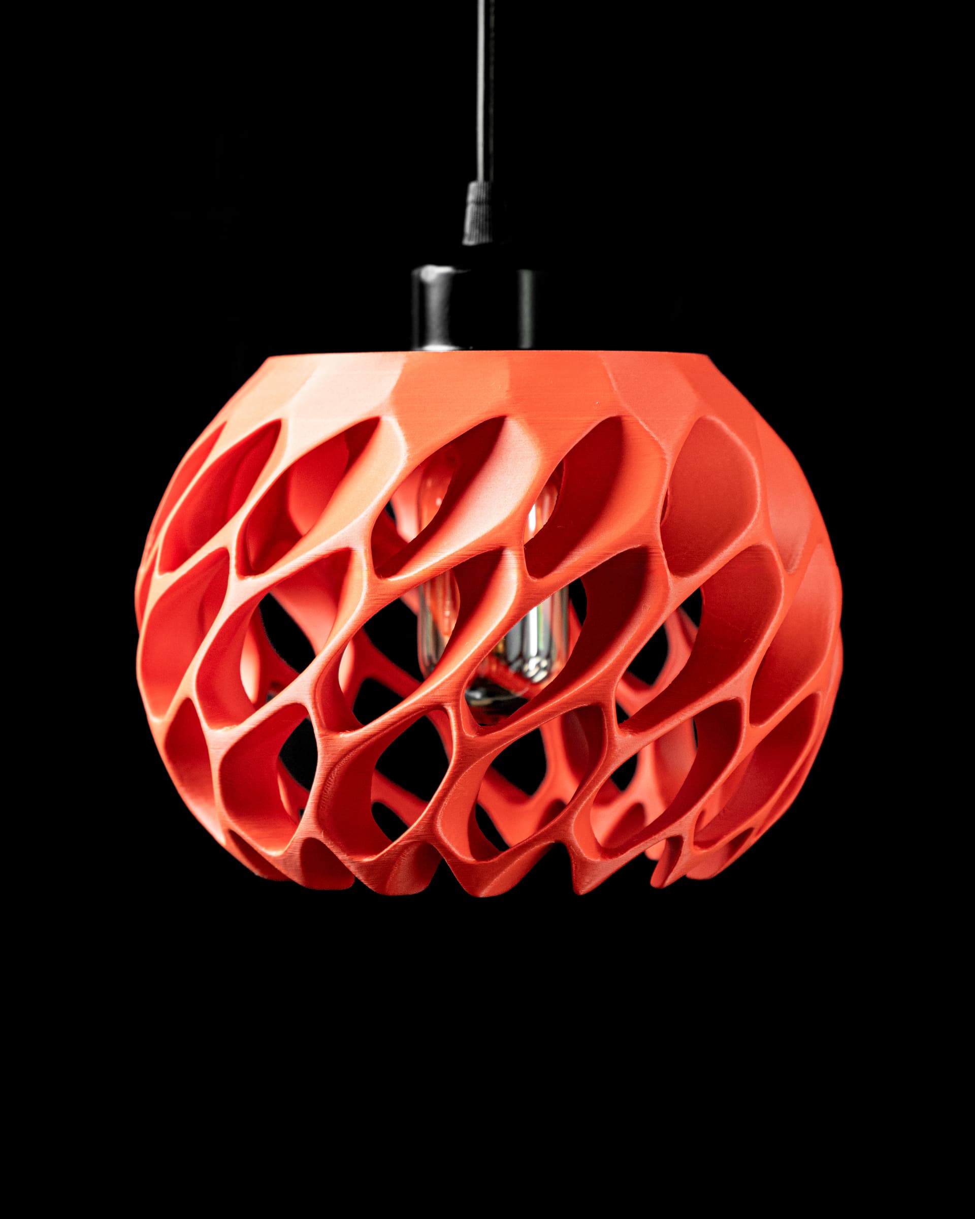 3D-Pendelleuchte Exo — Kugelform Orange mit vertikalen Doppel-Rippen, geometrische Struktur