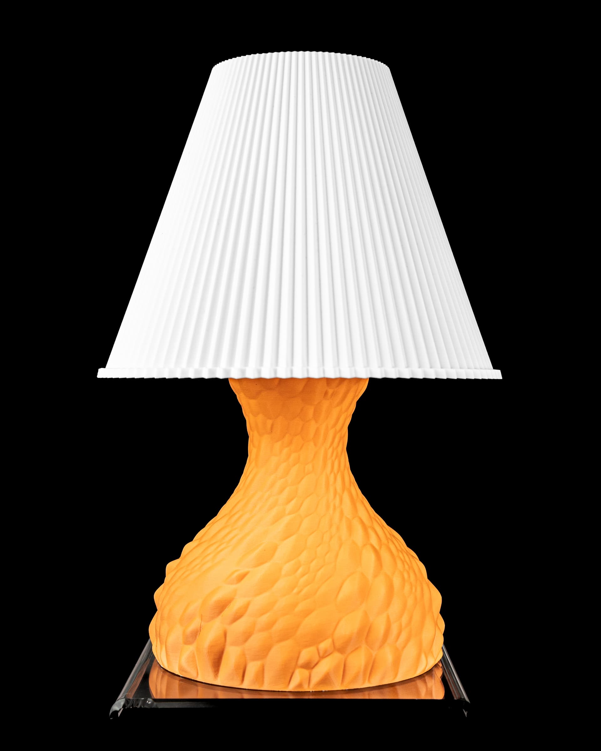 3D-Tischlampe Gato — orange PLA-Sockel mit Wellenstruktur, weiß gefältelter Textilschirm