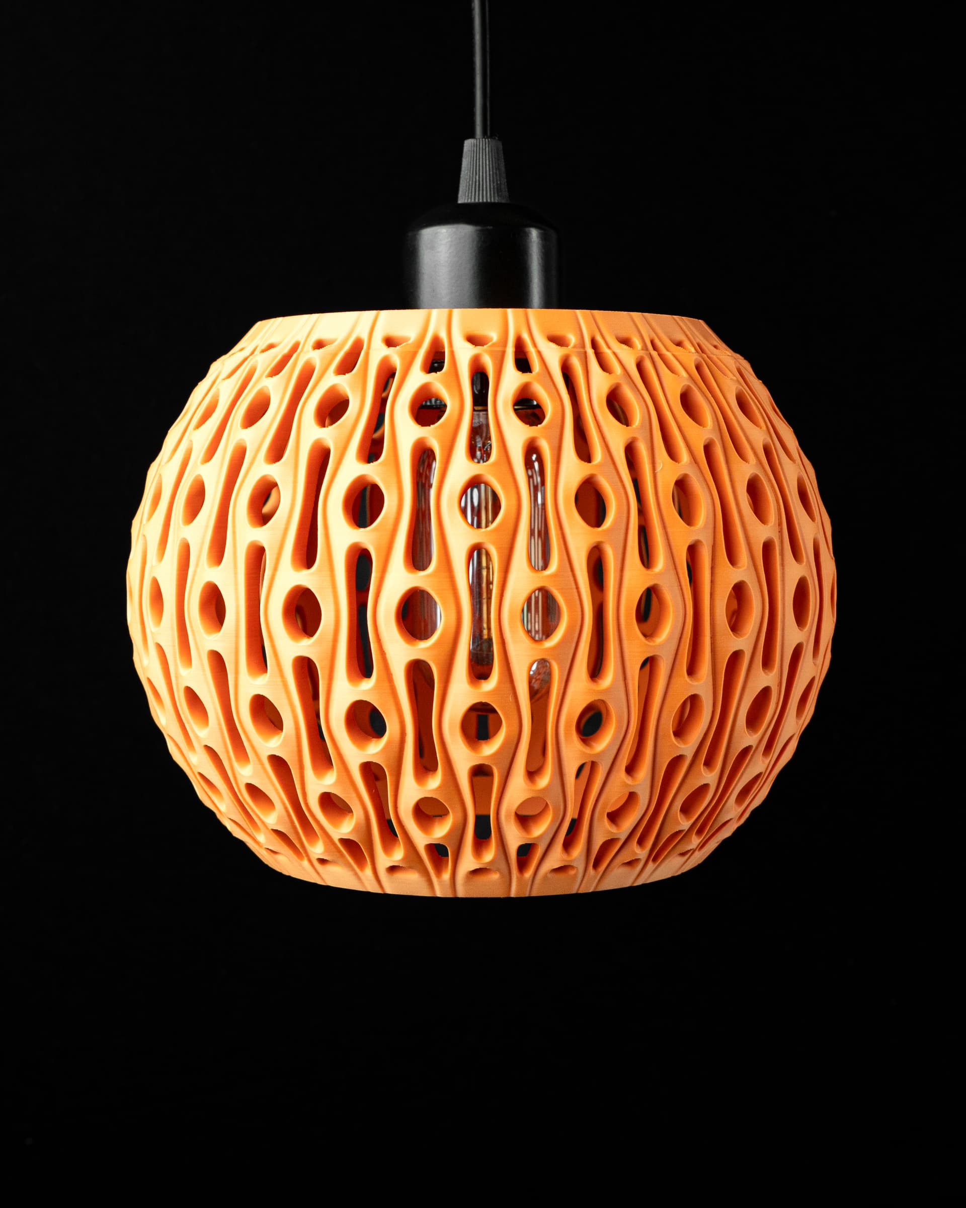 3D-Pendelleuchte Groove — Kugelform Orange-Gold, vertikale Rillen mit Lochband-Muster, Warmweiß