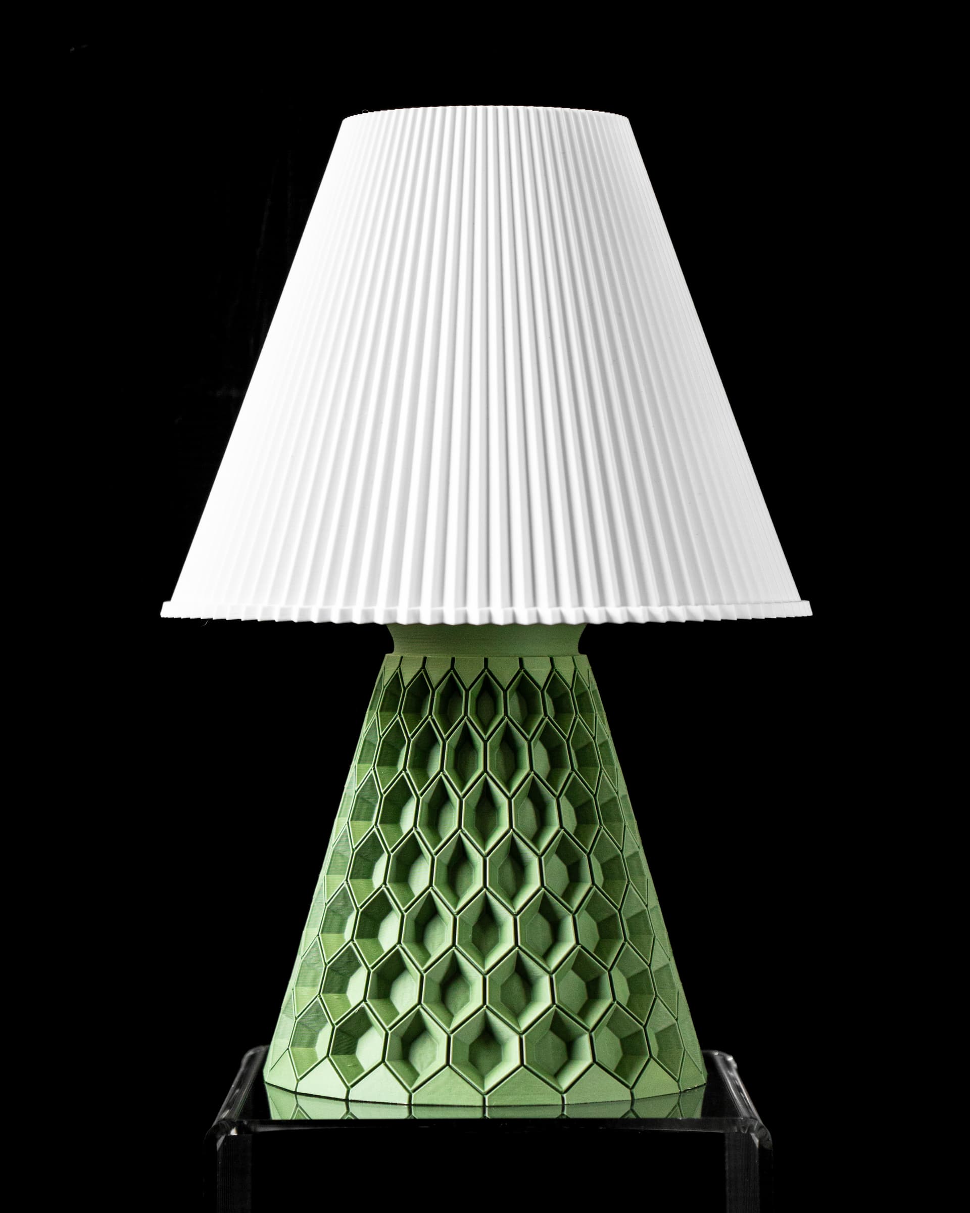 Hexa Tischlampe — grüner Kegelfuß mit sechseckigem Wabenmuster und weißem Faltenschirm