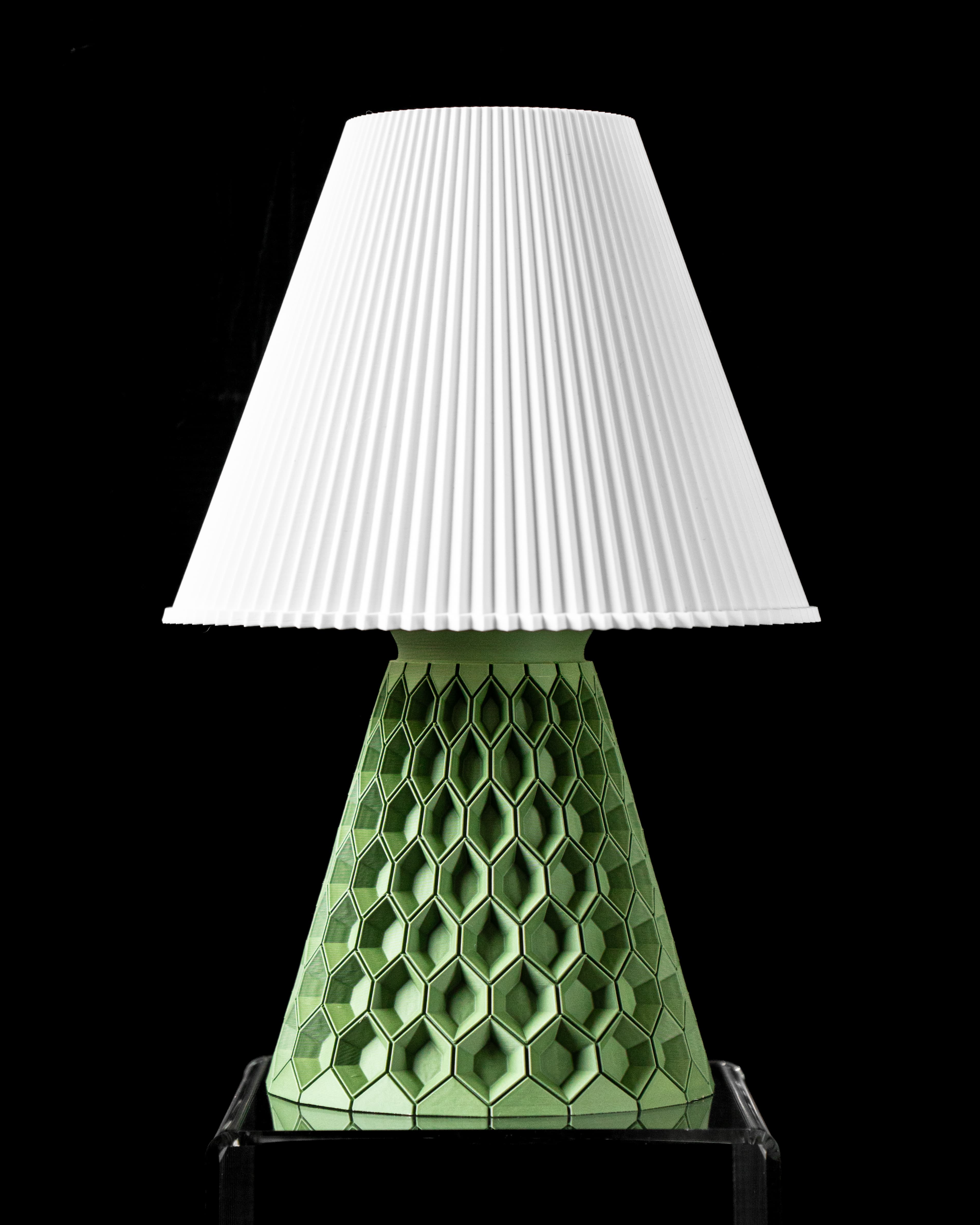 Hexa Tischlampe — grüner Kegelfuß mit sechseckigem Wabenmuster und weißem Faltenschirm