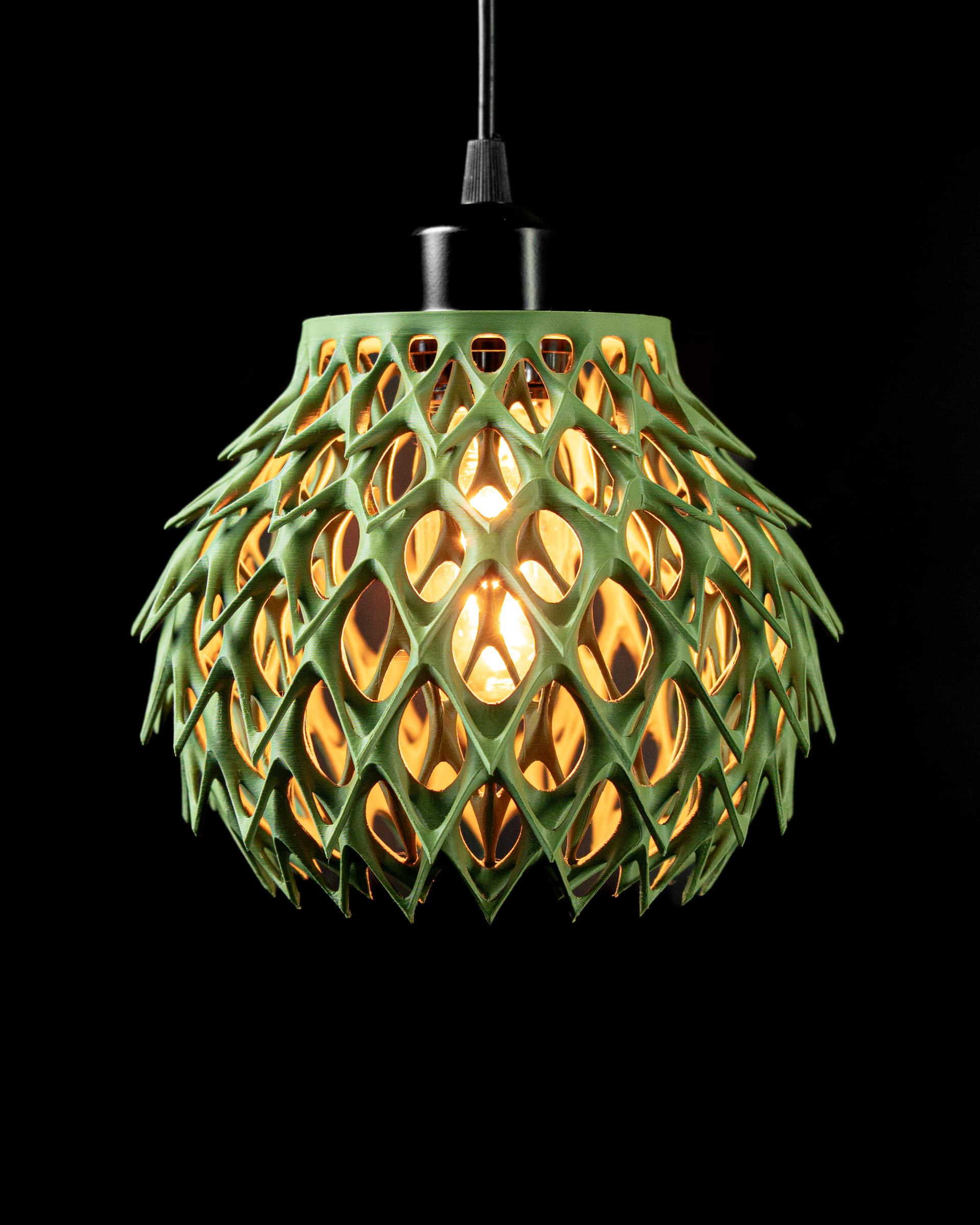 3D-Pendelleuchte Invader — Zapfenform Grün mit Orange-Gelb Lichtöffnungen, Palmblatt-Design