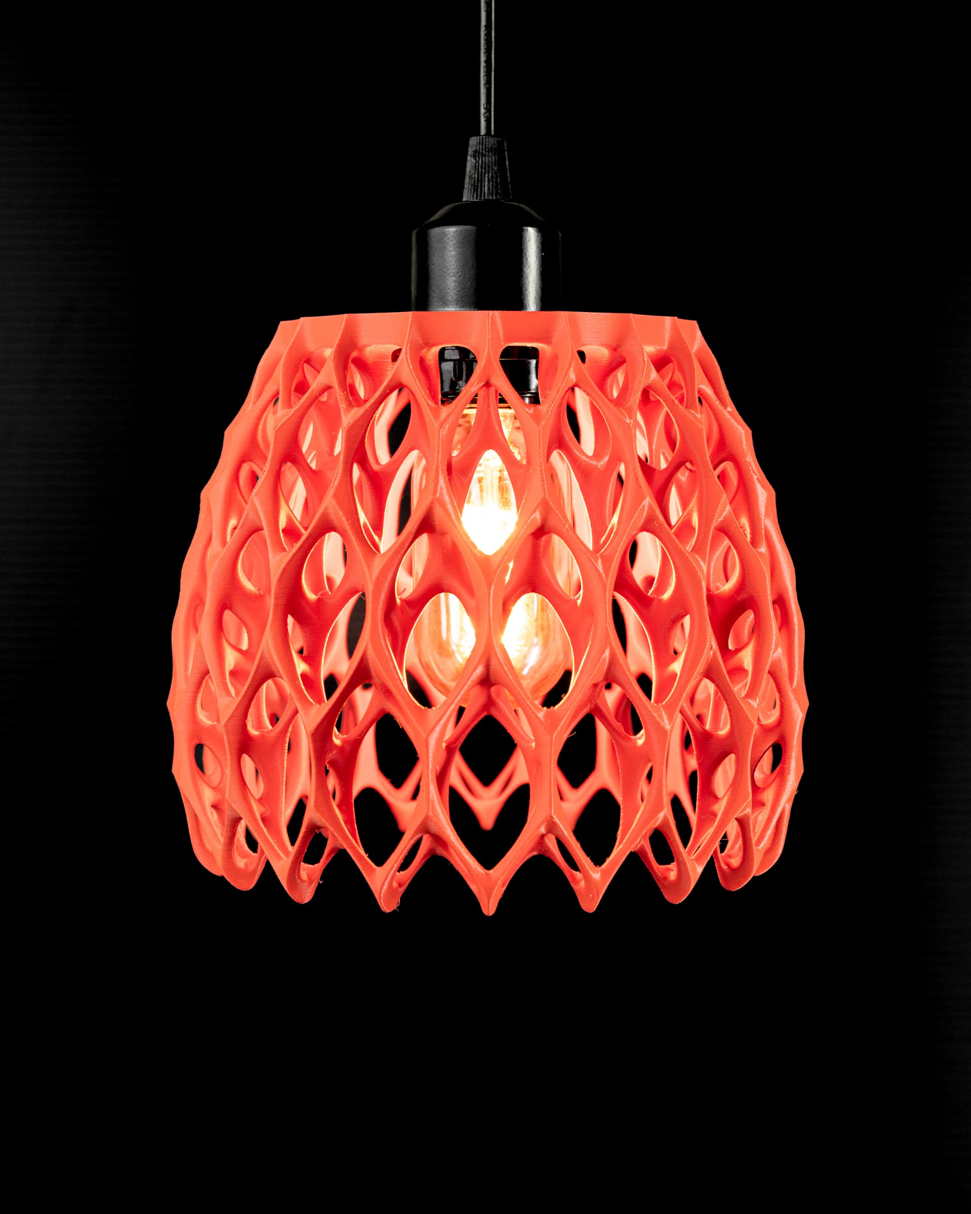 3D-Pendelleuchte Invader V4 — Zapfenform Grün mit Blatt-Öffnungen, Licht Orange-Gelb durchscheinend