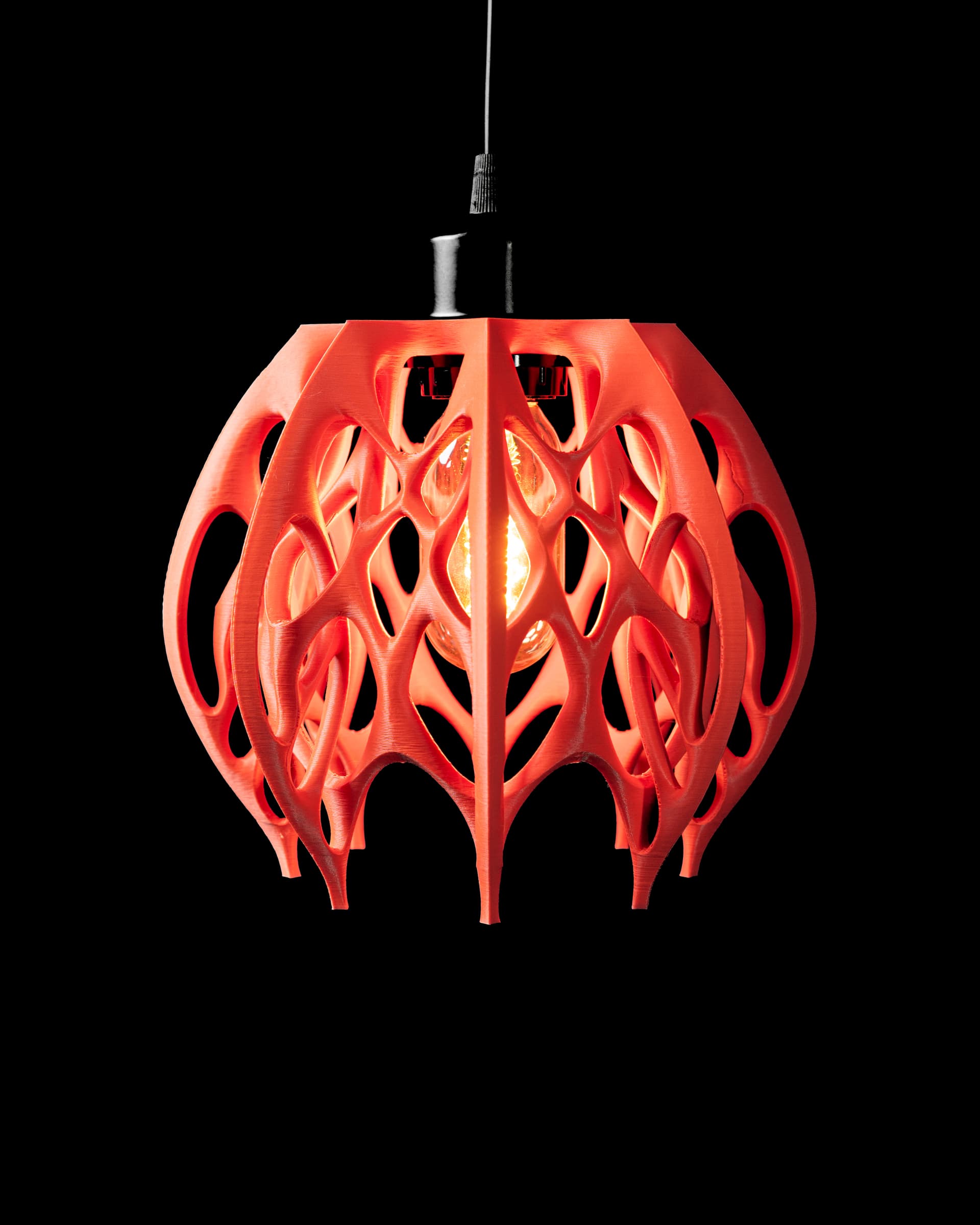 3D-Pendelleuchte Prime — Kugelform Orange mit Doppel-Rillen-Muster, geometrisches Design, beleuchtet