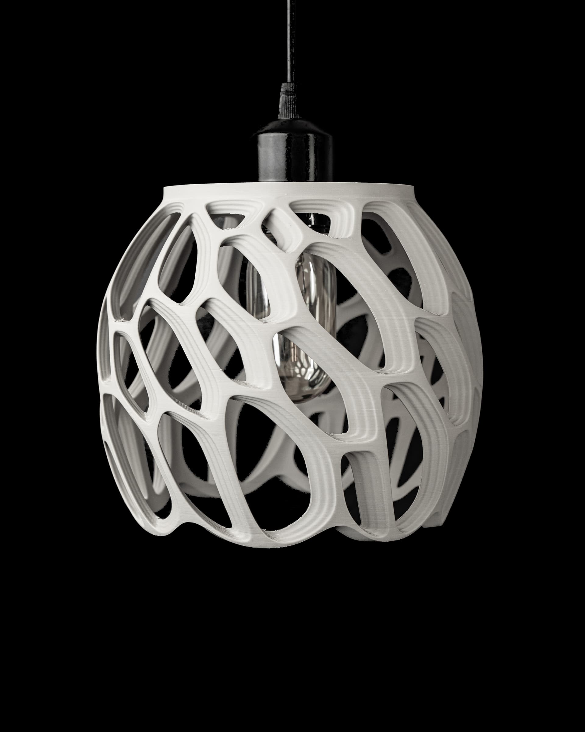 3D-Pendelleuchte Ringo — Kugelform Orange mit Rinnen-Lochenmuster, geometrische Struktur, Warmweiß