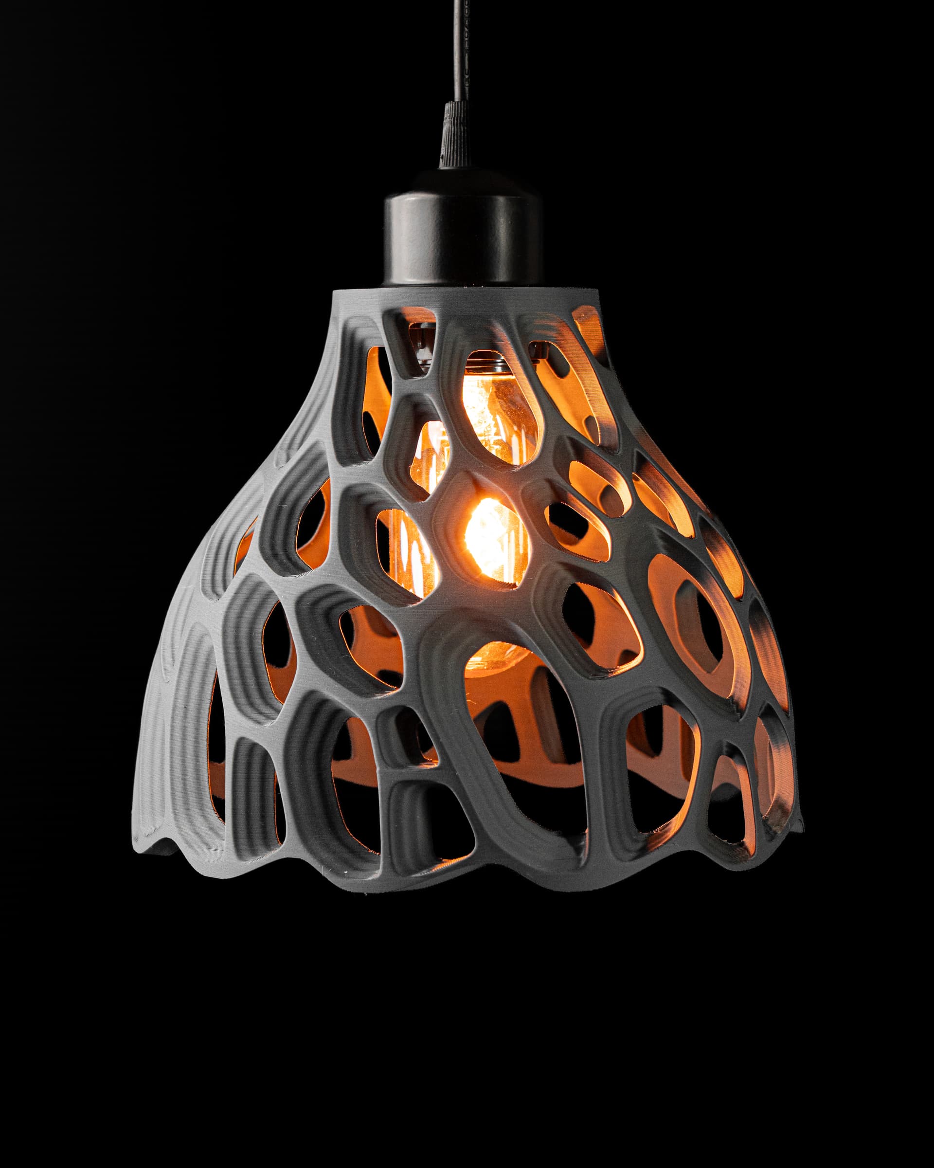 3D-Pendelleuchte Ringo V2 — Kugelform Orange mit Rillen-Lochenmuster, Variante II, Warmweiß beleuchtet