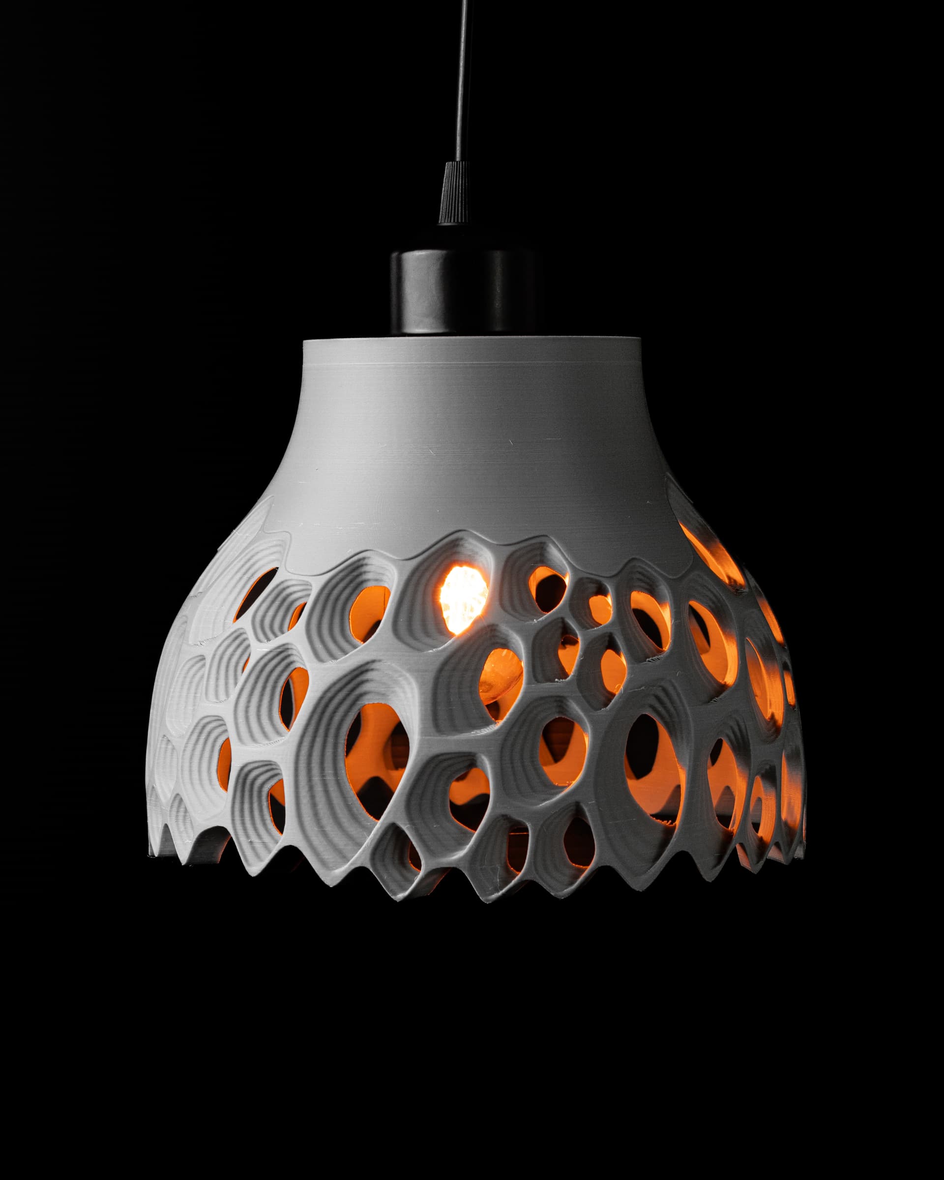 3D-Pendelleuchte Ringo V3 — Kugelform Orange mit Rillen-Lochenmuster, Variante III, Warmweiß