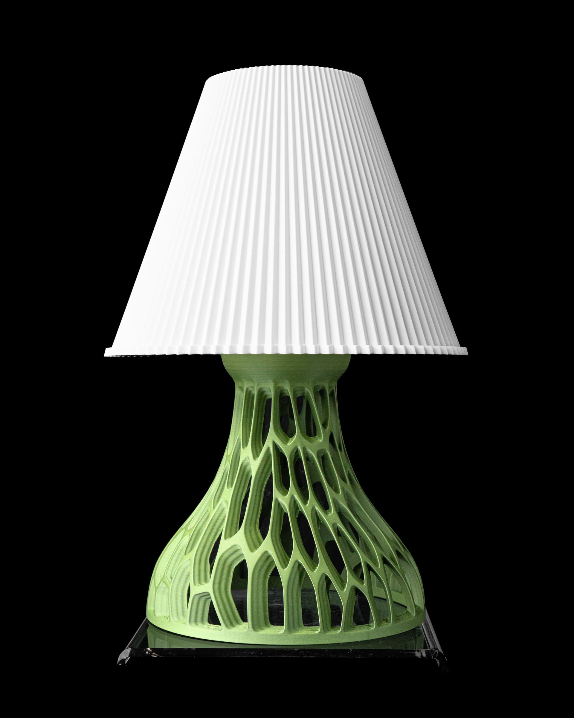 3D-Tischlampe Ringo — grüner PLA-Ständer mit Strukturmuster, weißer gefältelter Textilschirm