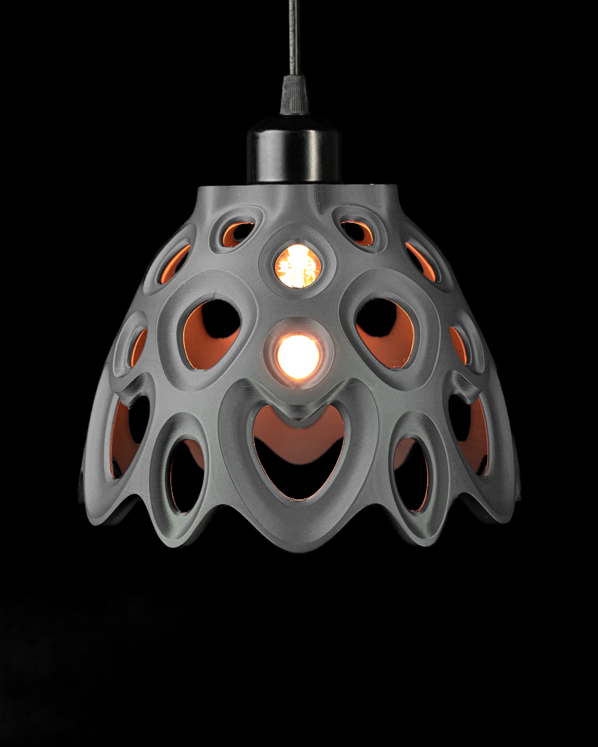 3D-Pendelleuchte Rino — Tropfenform Orange-Rot mit vertikalen Rippen, organisches Design, beleuchtet