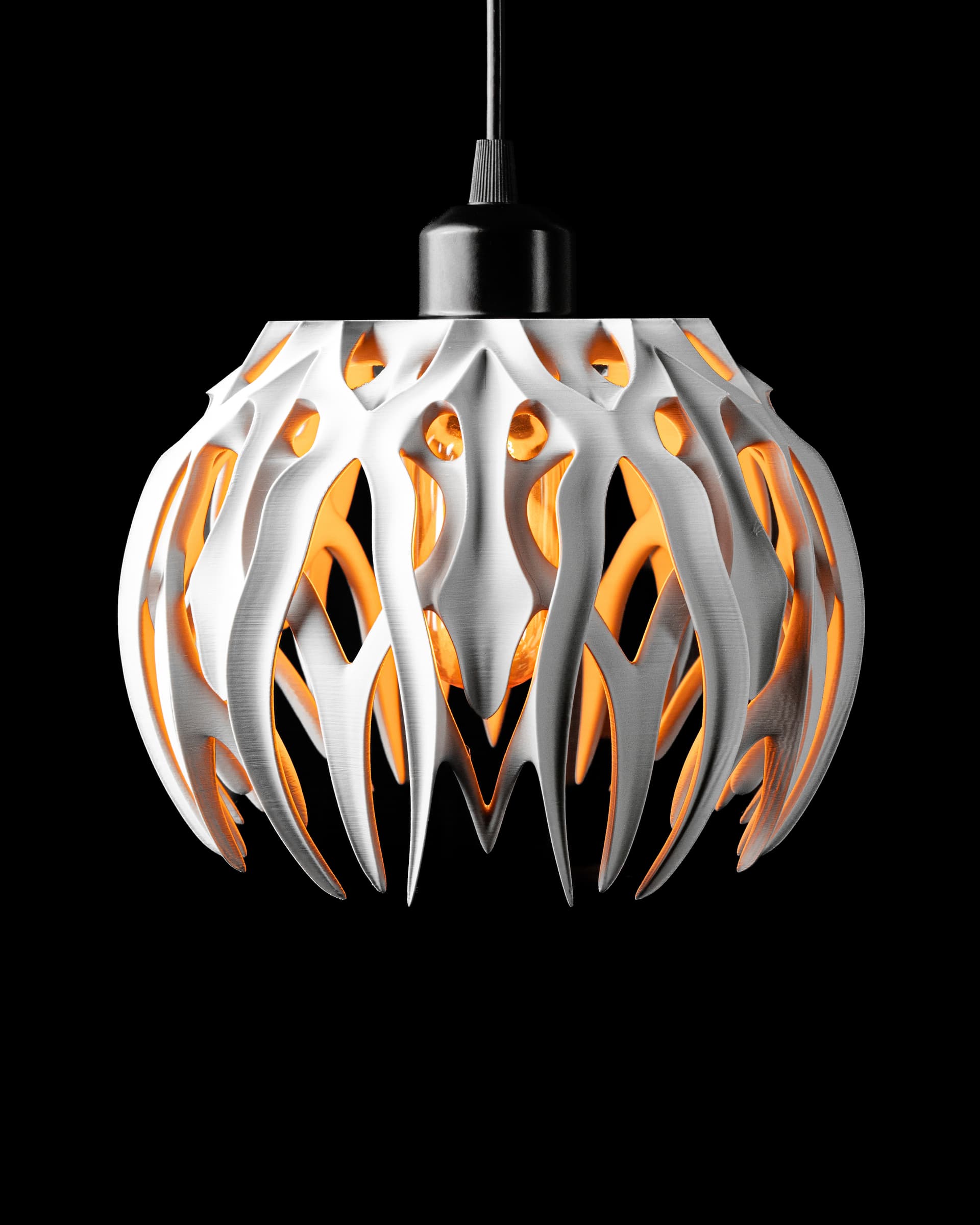 3D-Pendelleuchte Sabre — Schwertform Weiß mit Flammen-Schlitze, Orange Licht, dramatisch