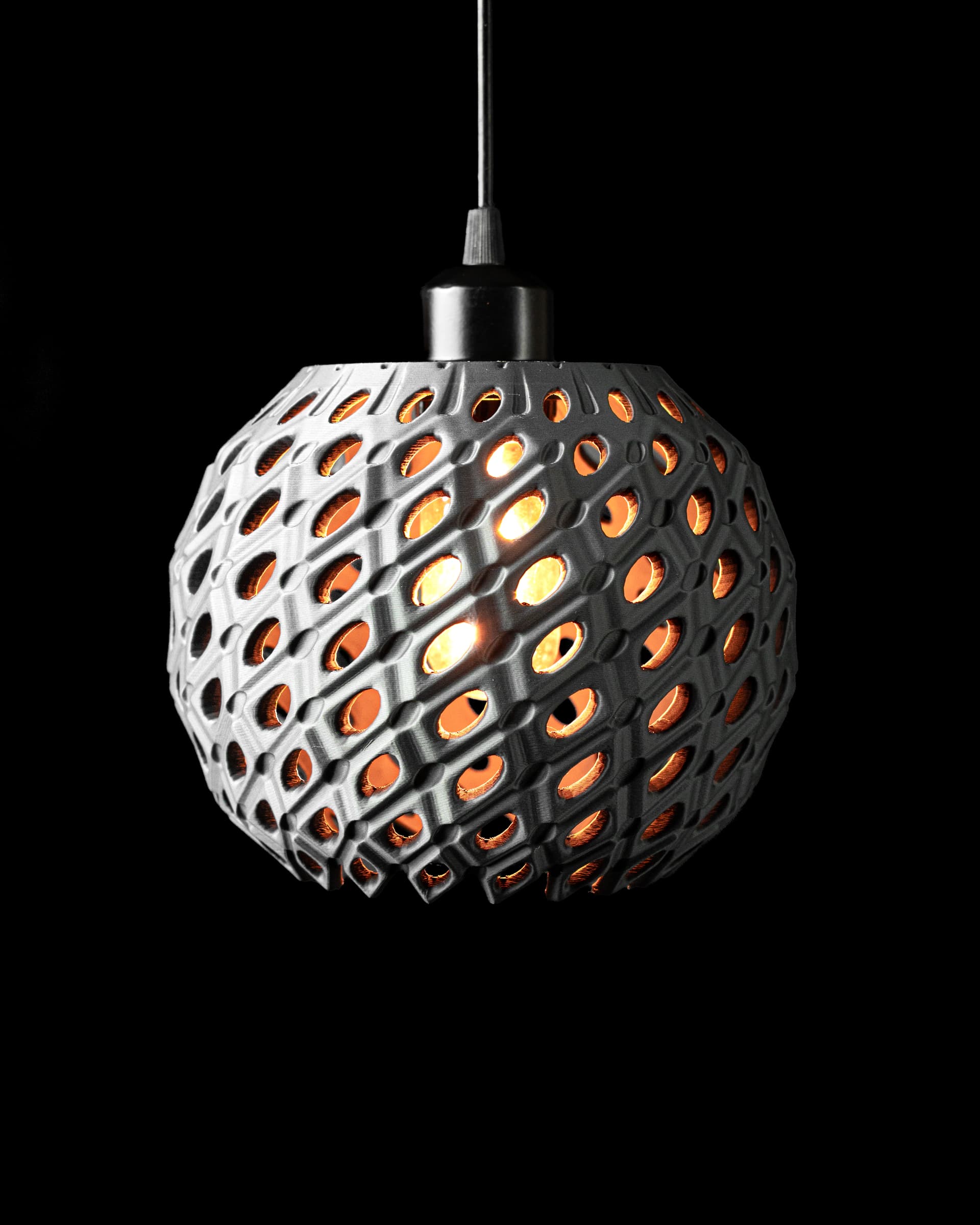 3D-Pendelleuchte Seeking — Kugelform in Weiß-Grau mit durchbrochenen Ovalen, beleuchtet Warmweiß
