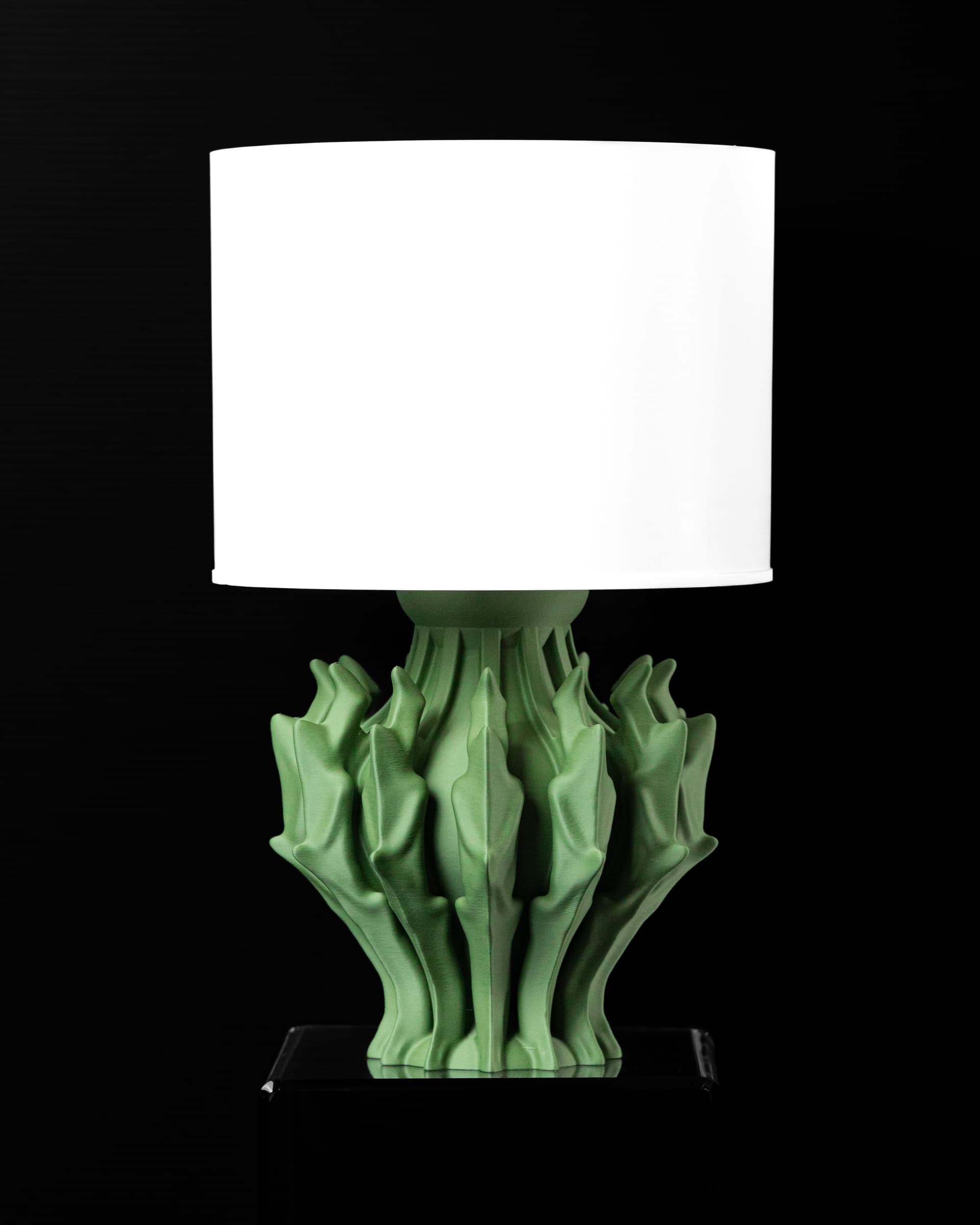 3D-Tischleuchte Shade — salbeigrüner Fuß mit blattartigen Zacken + weißer Zylinderschirm, pflanzliche Silhouette