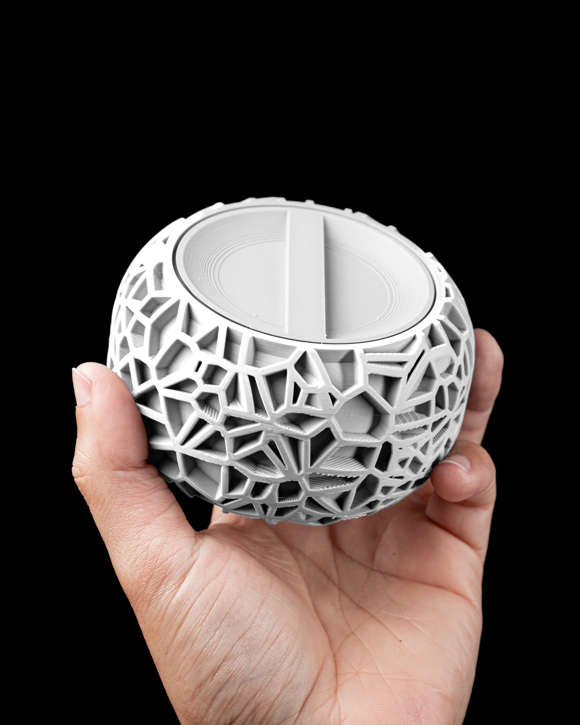 Vori Storage Container 3D-Druck weiß — kugelige Dose mit kristallin-eckiger Voronoi-Außenwand, Deckel leicht angehoben in Hand
