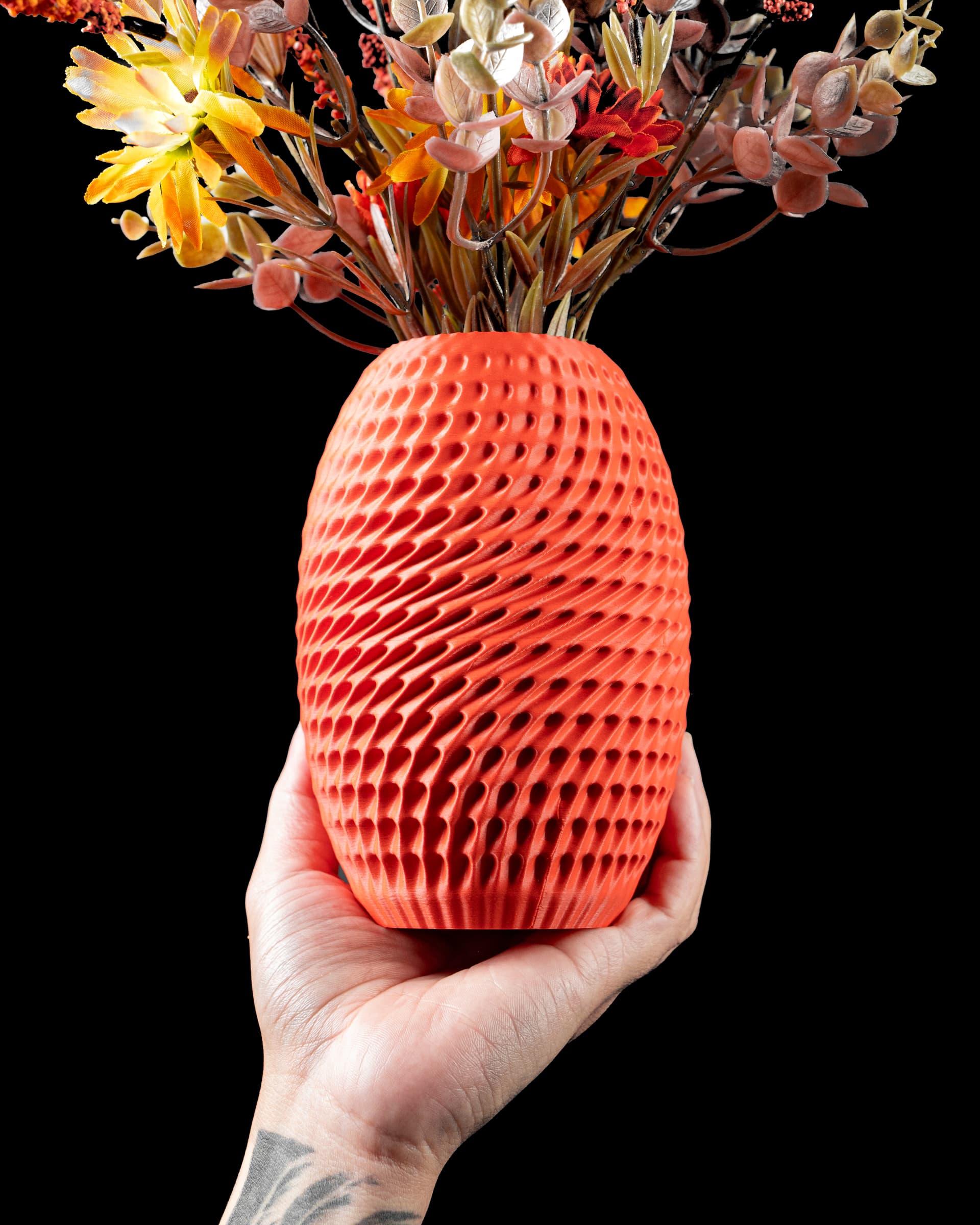 3D-gedruckte Burrow Flower Vase korallenrot oval mit diagonalen Wellen-Hohlrillen