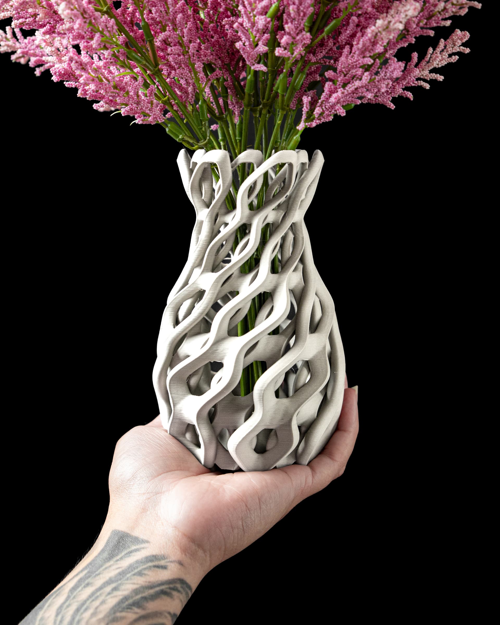 3D-Vase Chain Flower — kettenartige Gitterstruktur in Weiß, zylindrische Form, Hero-Aufnahme schwarzer Hintergrund
