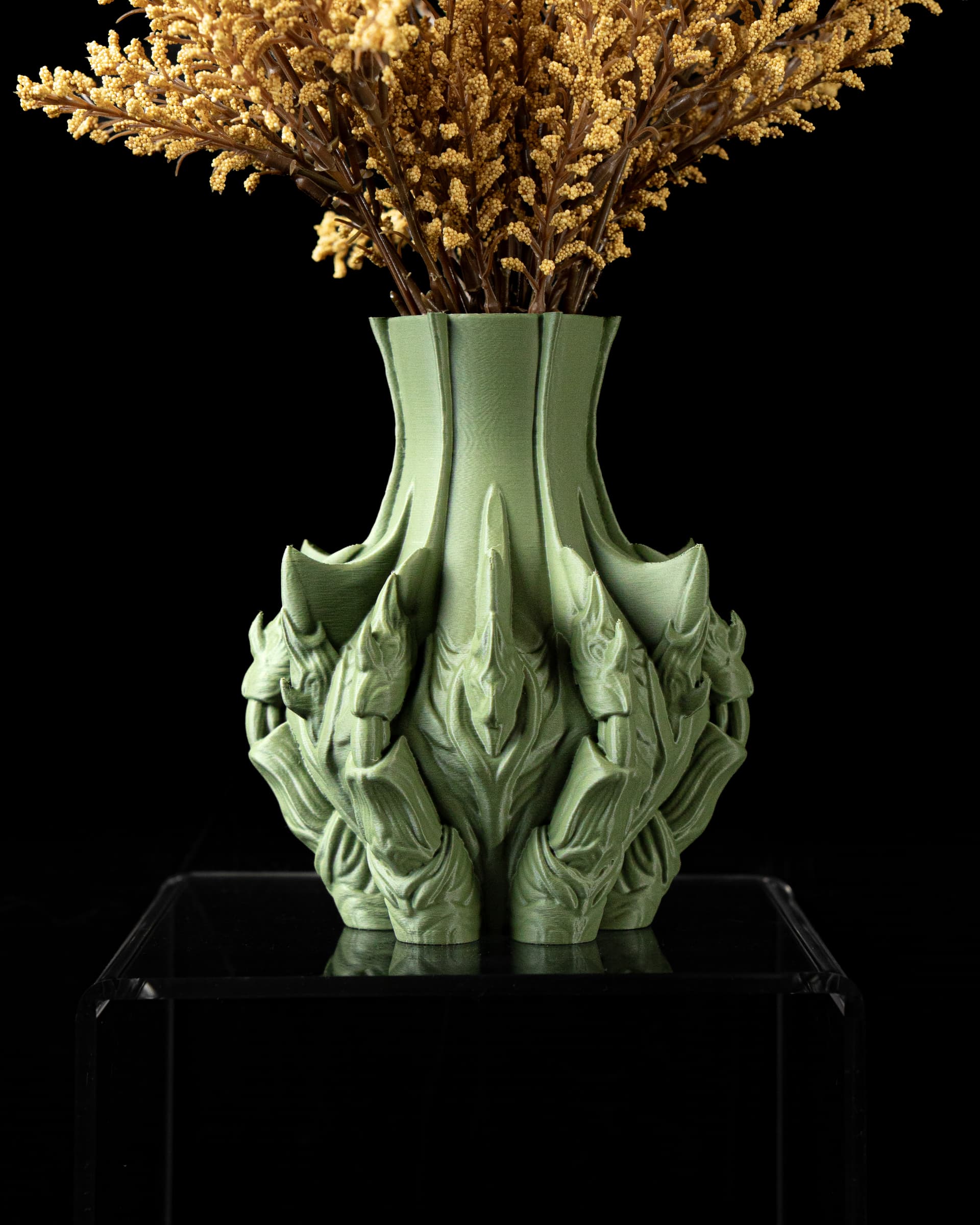 Claw Flower Vase — hellgrüne 3D-Druck-Vase mit organischen Klauen-Reliefs, getrocknete Zweige, schwarzer Glassockel