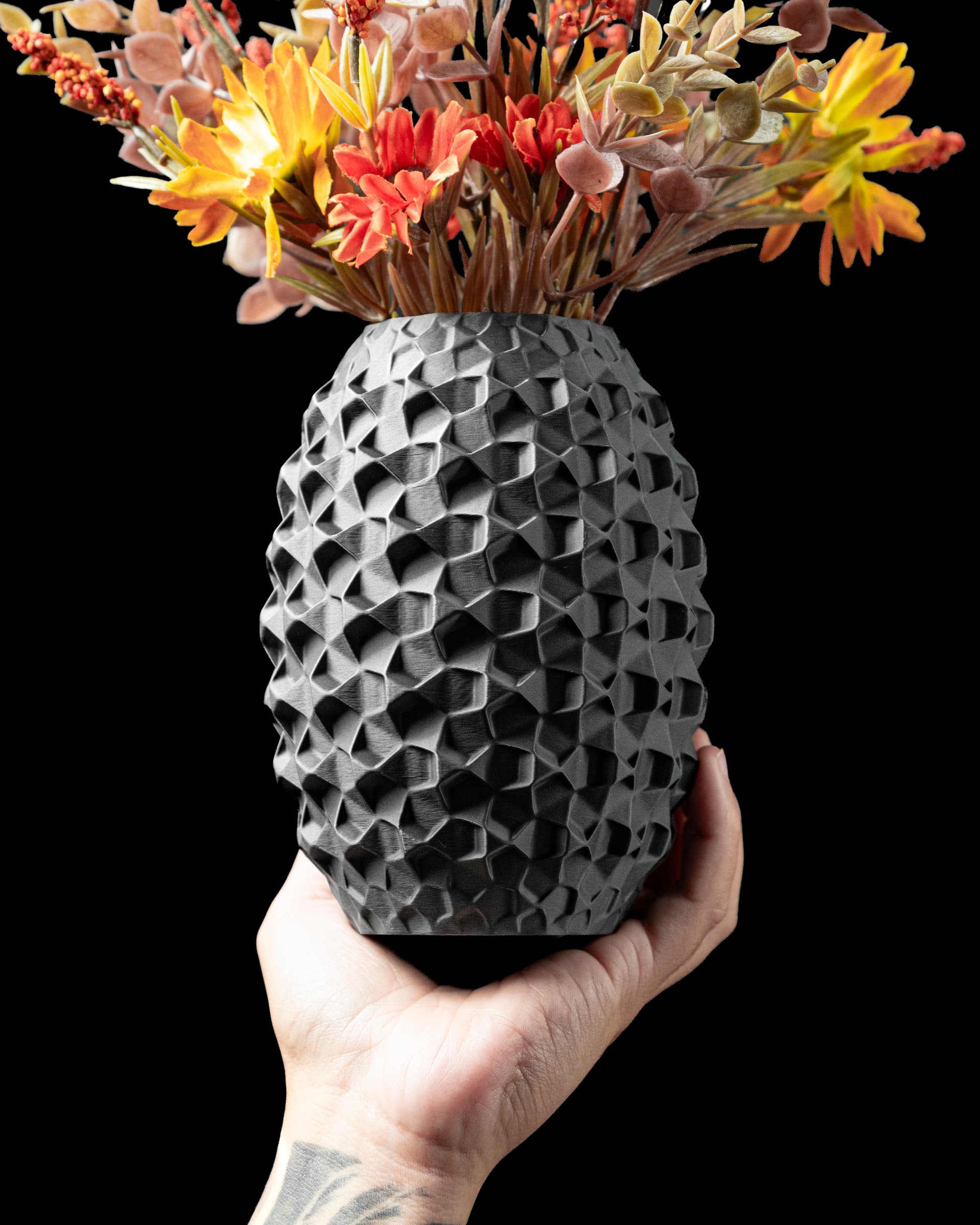 3D-gedruckte Cobble Flower Vase anthrazit mit unregelmäßigem Kopfstein-Schuppenrelief