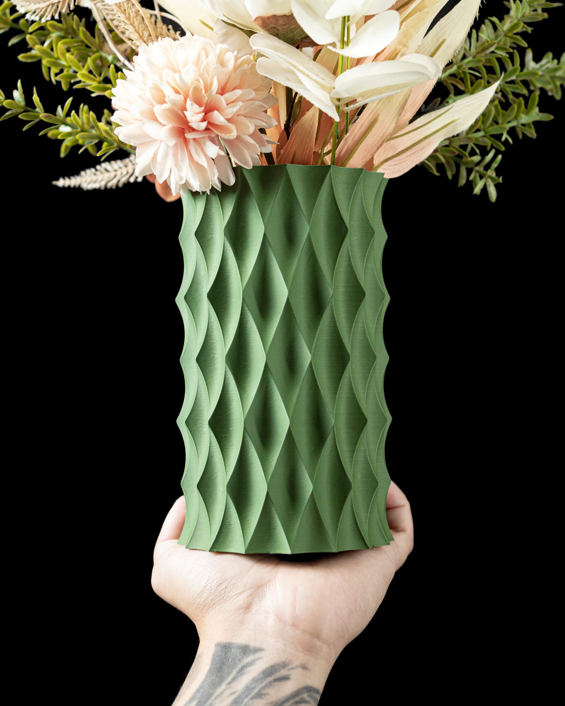 3D-Vase Diamond Flower — spitze Rautenfacetten in Schwarz, kantige Vasensilhouette, Hero-Aufnahme auf Schwarz