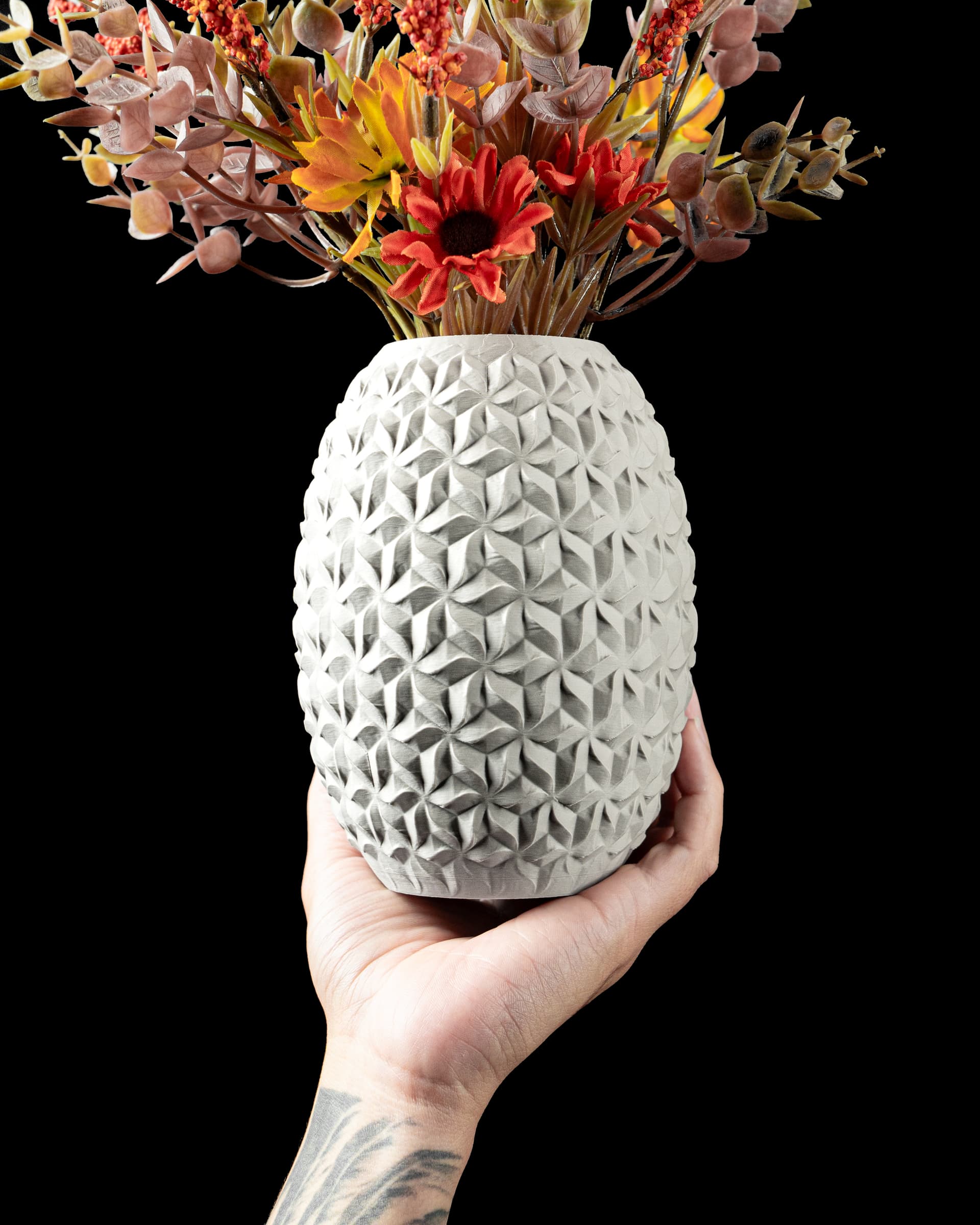 3D-gedruckte Distar Flower Vase weißgrau mit ovalem Körper und Sternblumen-Schuppenrelief