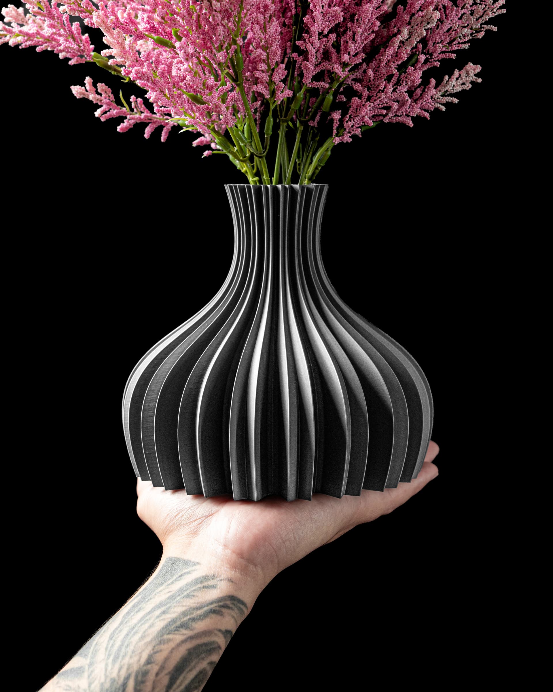 3D-Vase Dove Flower — schlanke Kelchform in Weiß, geschwungene Rillen-Oberfläche, Hero-Aufnahme auf schwarzem Hintergrund