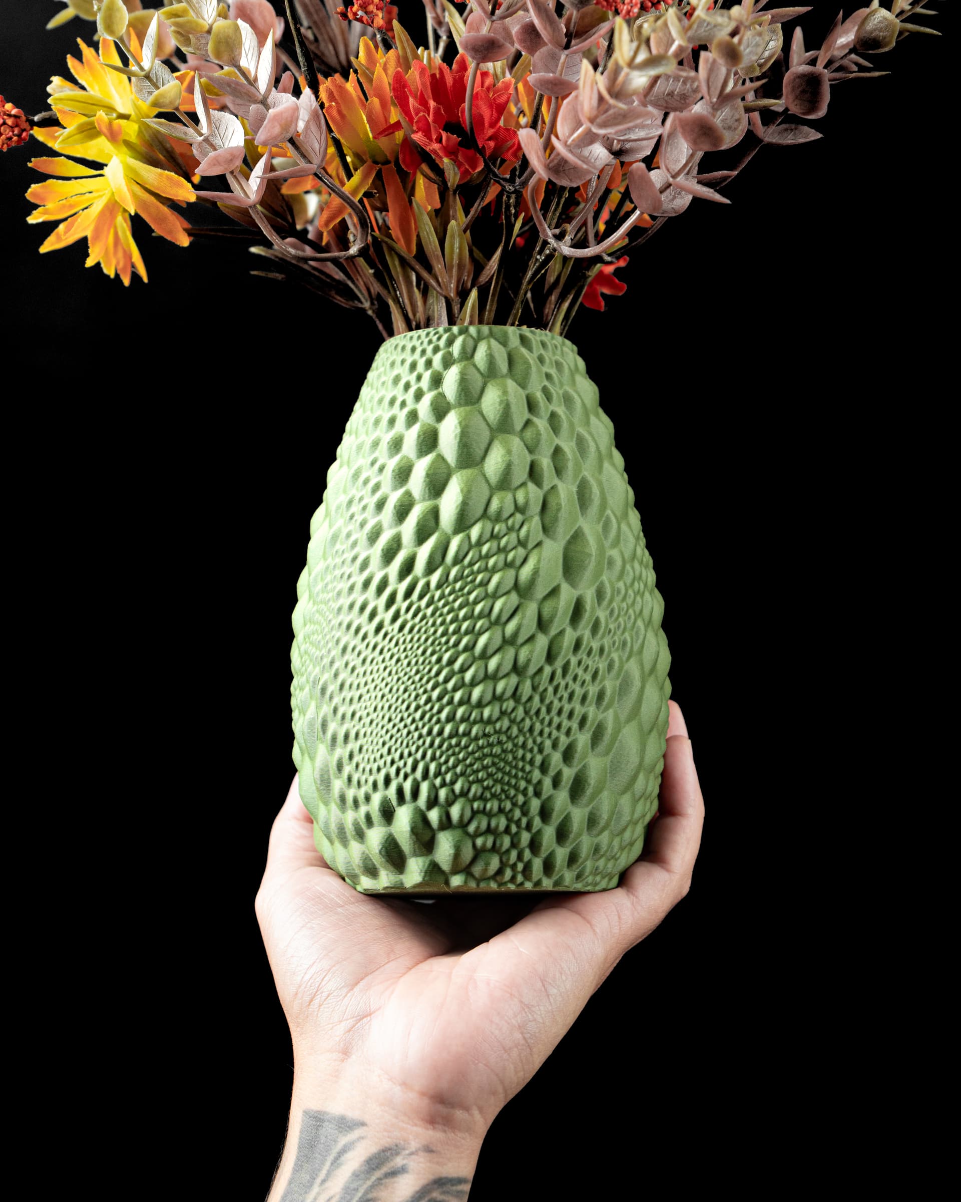 3D-gedruckte Gato Flower Vase hellgrün birnenförmig mit organischen Reptilien-Noppenscuppen
