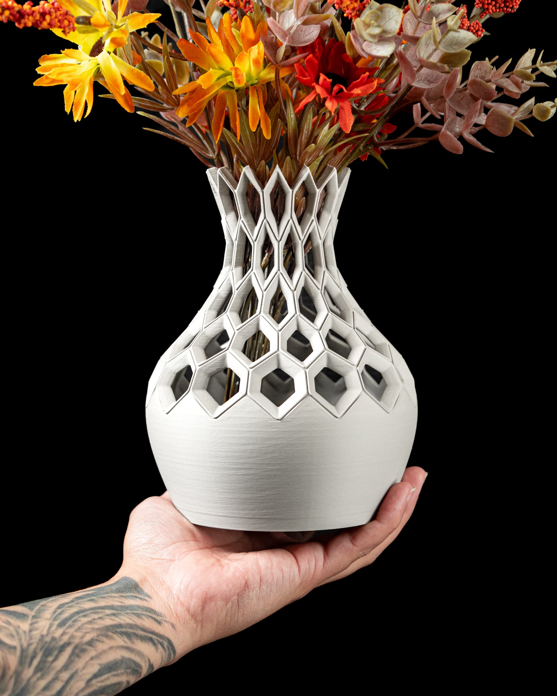 3D-Vase Hexa Flower — sechseckige Wabenzellen in Weiß, geschwungene Vasenform, Hero-Aufnahme Schwarz
