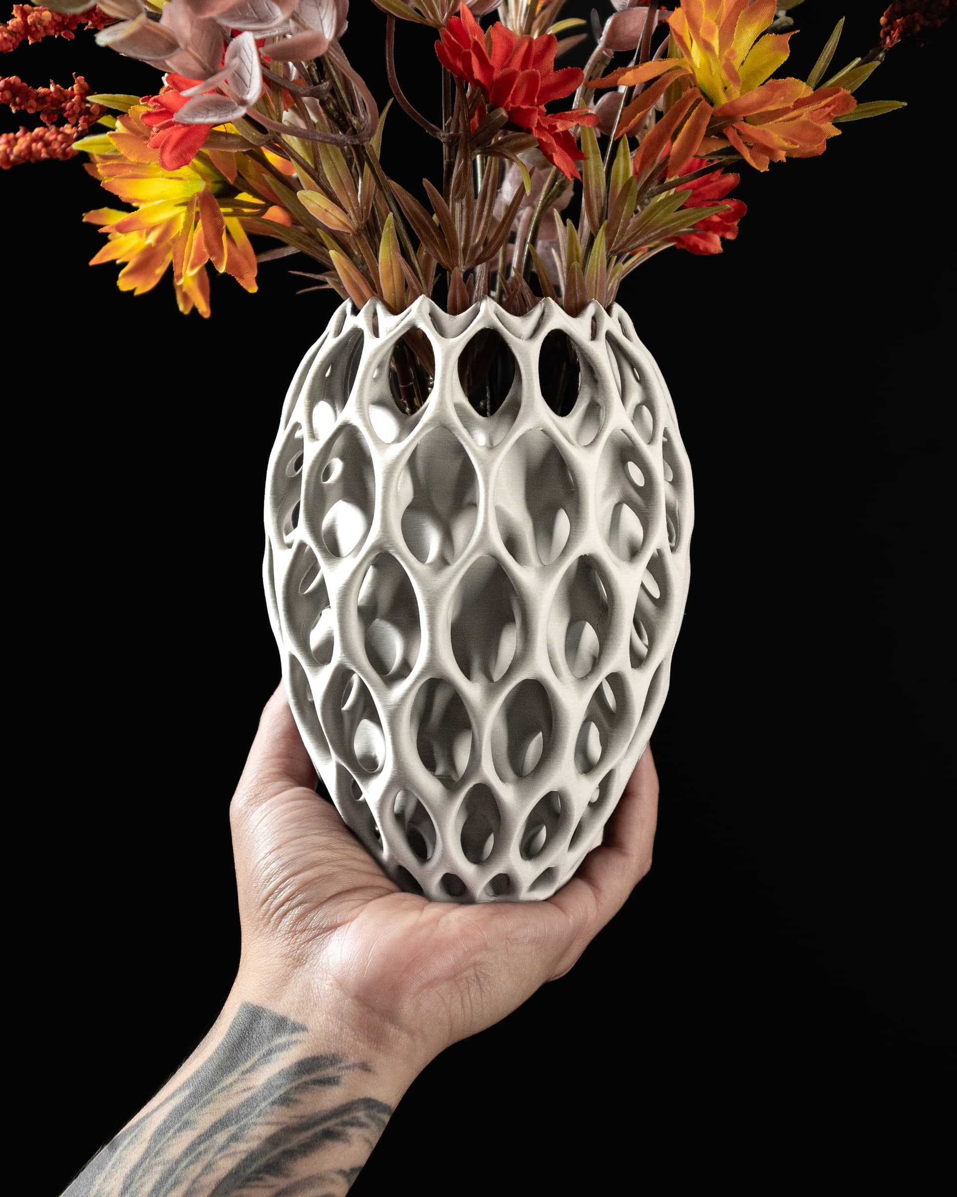 Invader Flower Vase v2 weiß in Hand — ovale Eiform mit großen Kreis-Waben, Herbstblumenstrauß in orangerot