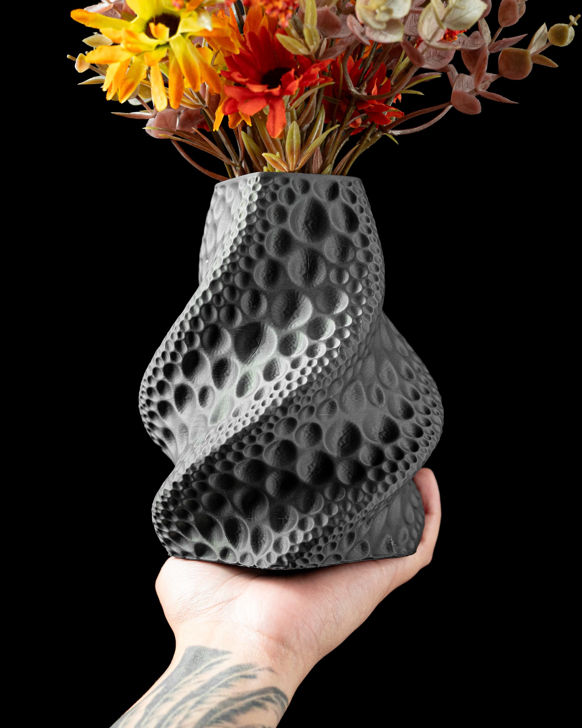 Moon Flower Vase — dunkelgraue 3D-Vase mit S-Kurven-Silhouette und Kugelperlen-Muster, in einer Hand gehalten