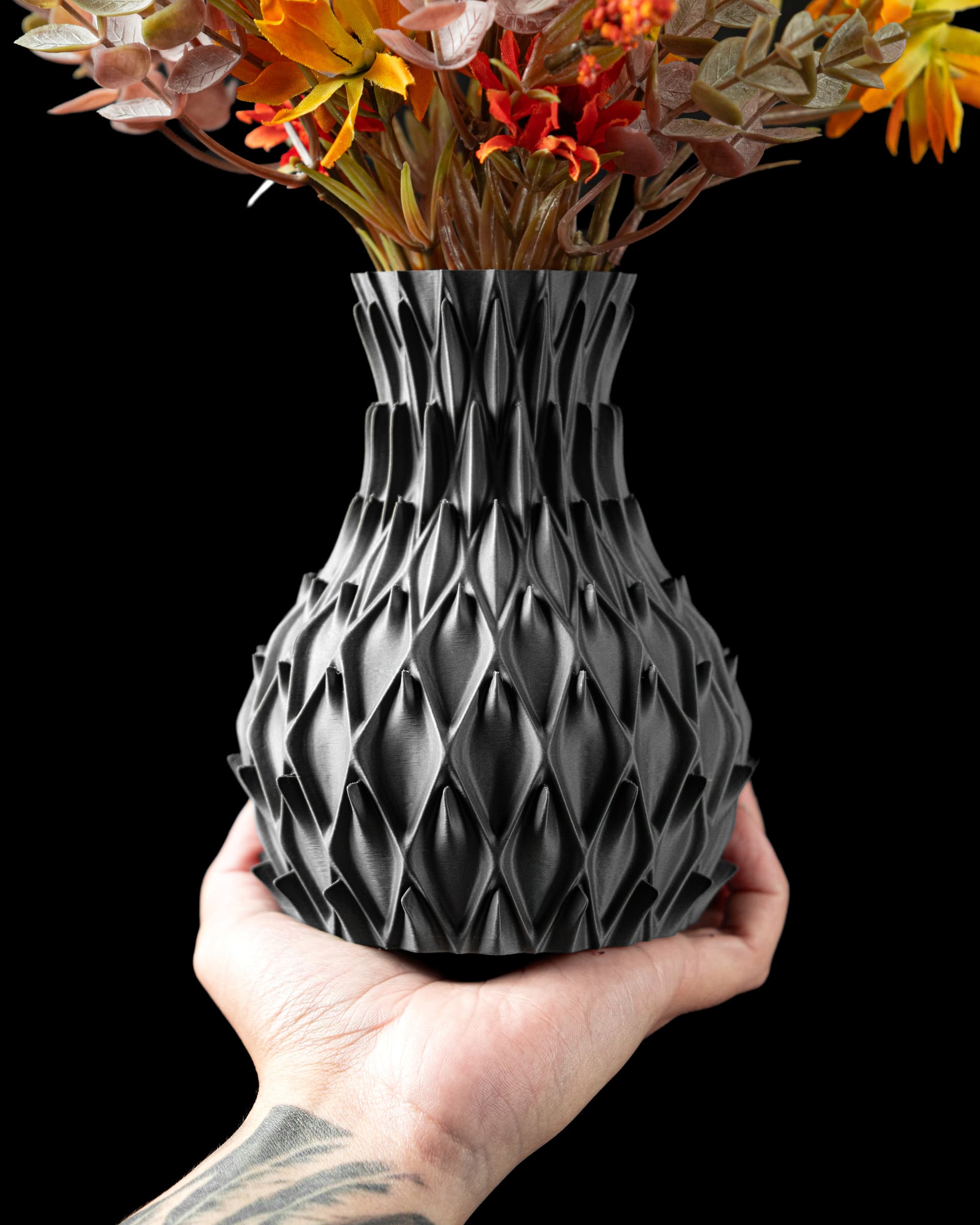3D-Vase Petal Flower — blütenblattartige Relieffelder in Weiß, ovale Vasenform, Hero-Aufnahme Schwarz