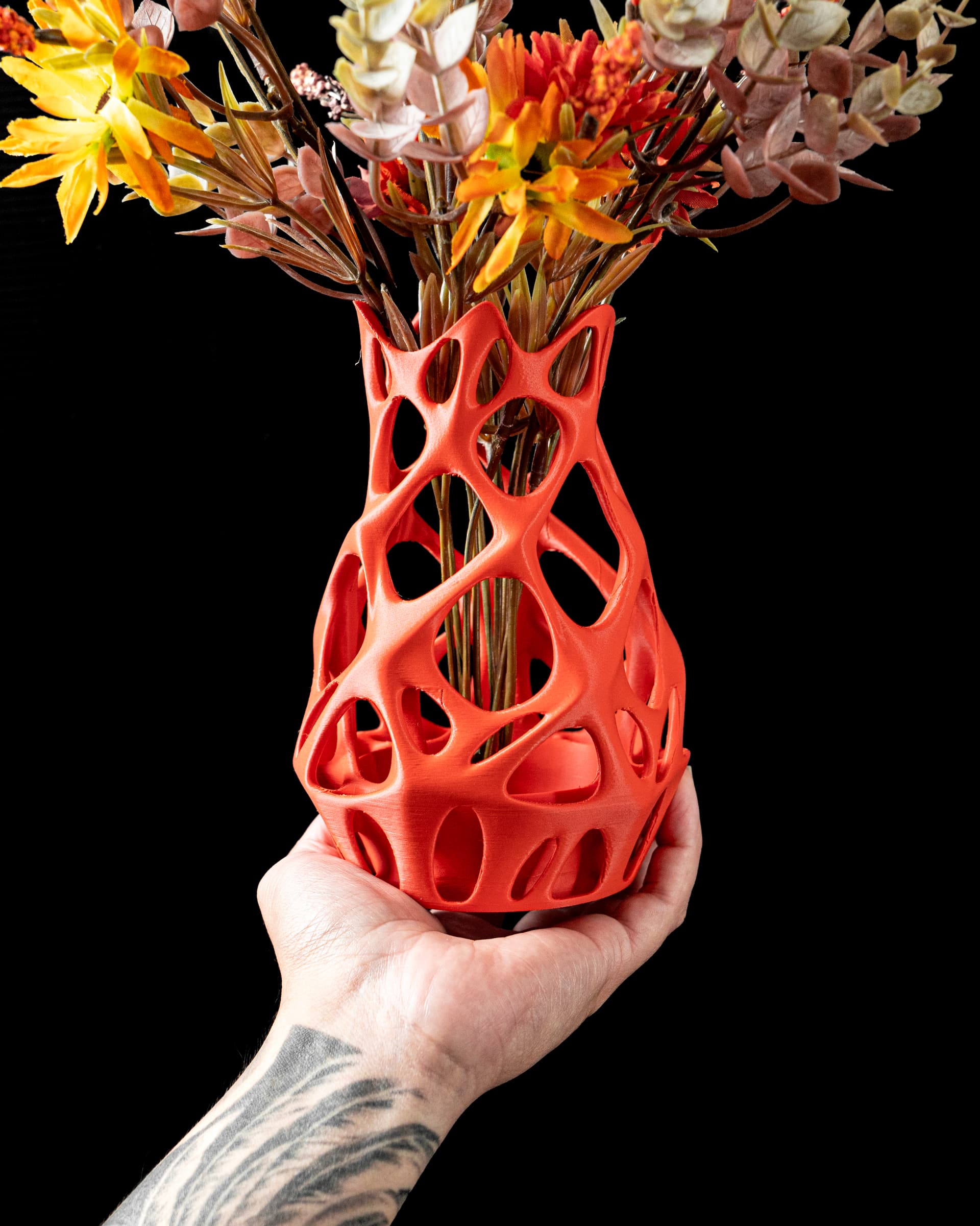 3D-Vase Prime Flower — geometrisches Rautengitter in Weiß, schlanke Vasenform, Hero-Aufnahme auf Schwarz