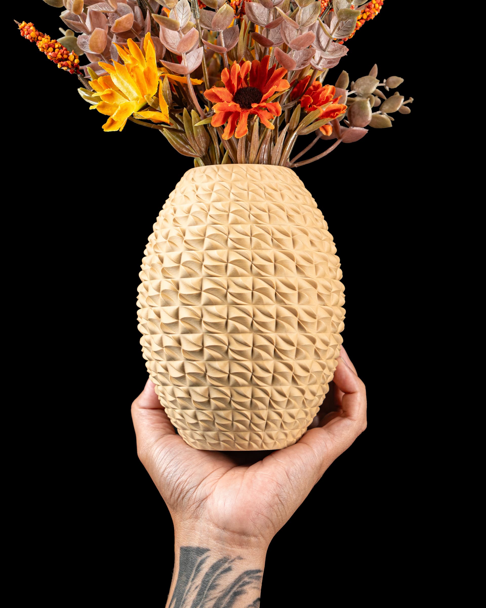 Cremefarbene Sando Flower Vase in Hand gehalten mit Herbststrauß, ovale Form mit Ananas-Rautenrelief